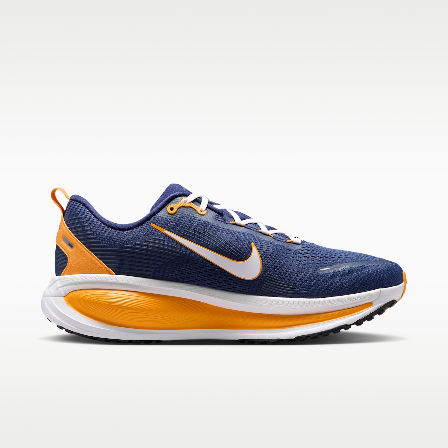 Мужские кроссовки Nike College Vomero 18 (West Virginia) Road Running, цвет: Тёмно-синий / Золотой — фото 3