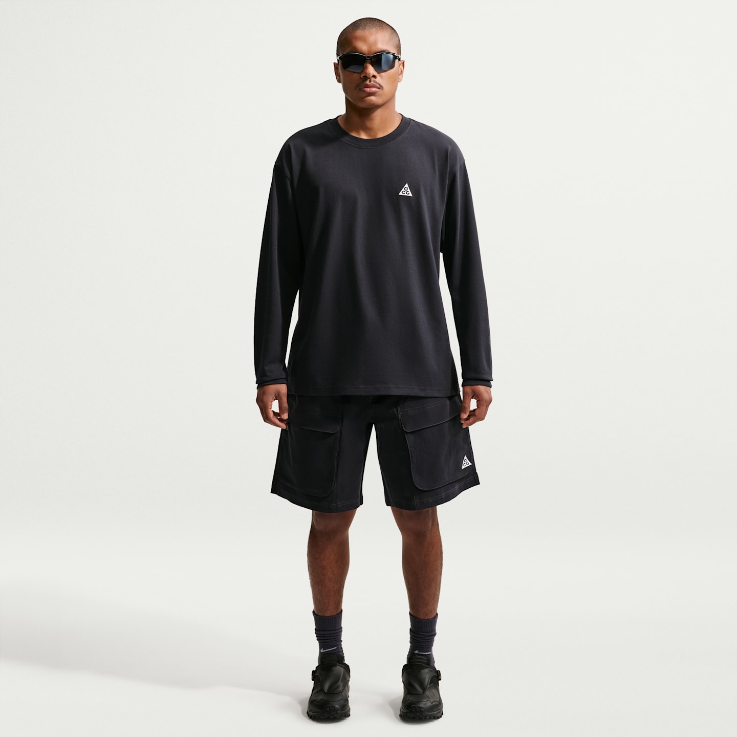 Мужские шорты-карго Nike ACG Smith Summit, цвет: Чёрный / Антрацитовый — фото 1