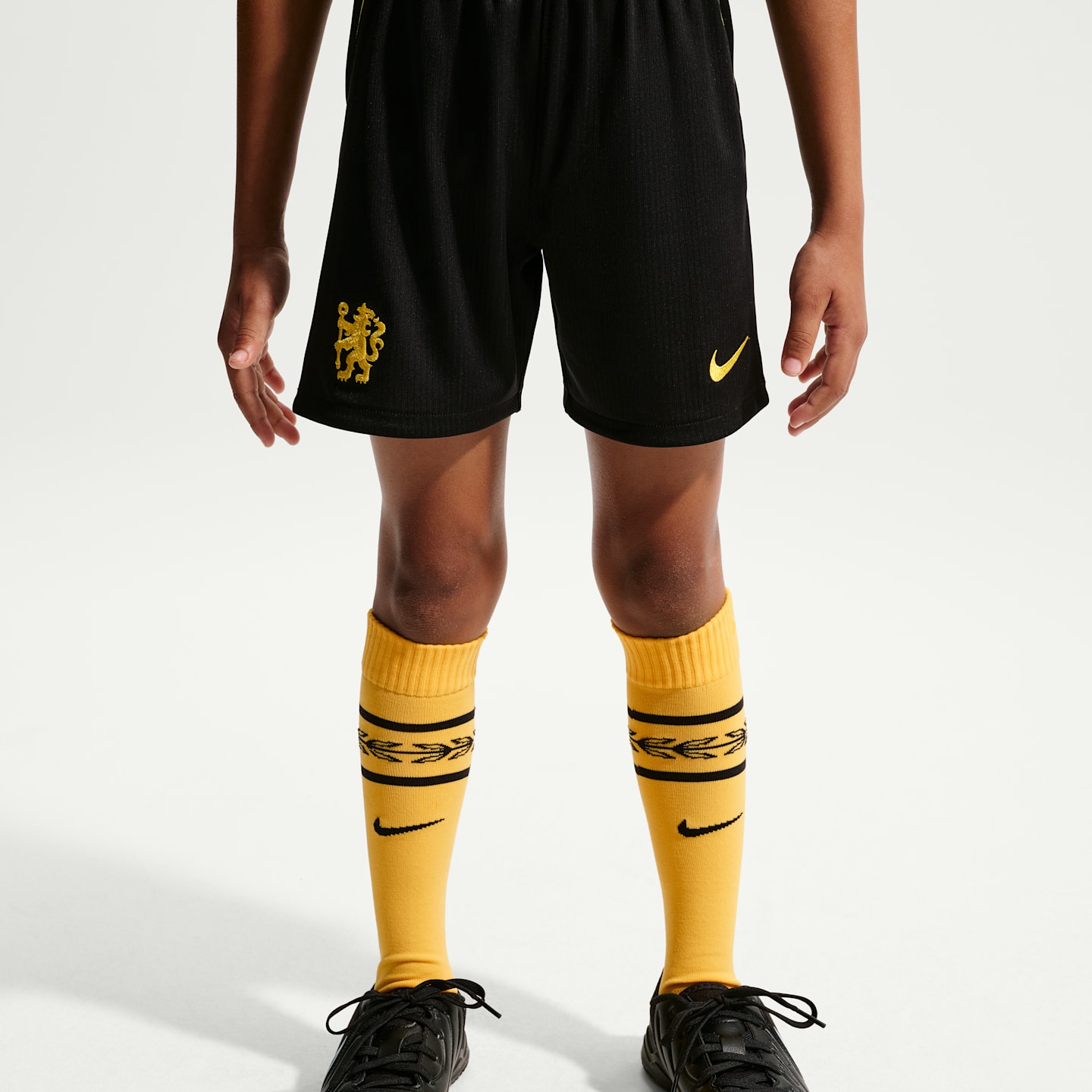 Детский футбольный комплект Nike Chelsea FC 2026/27 Stadium Away из 3 предметов, цвет: Чёрный / Золотой — фото 4