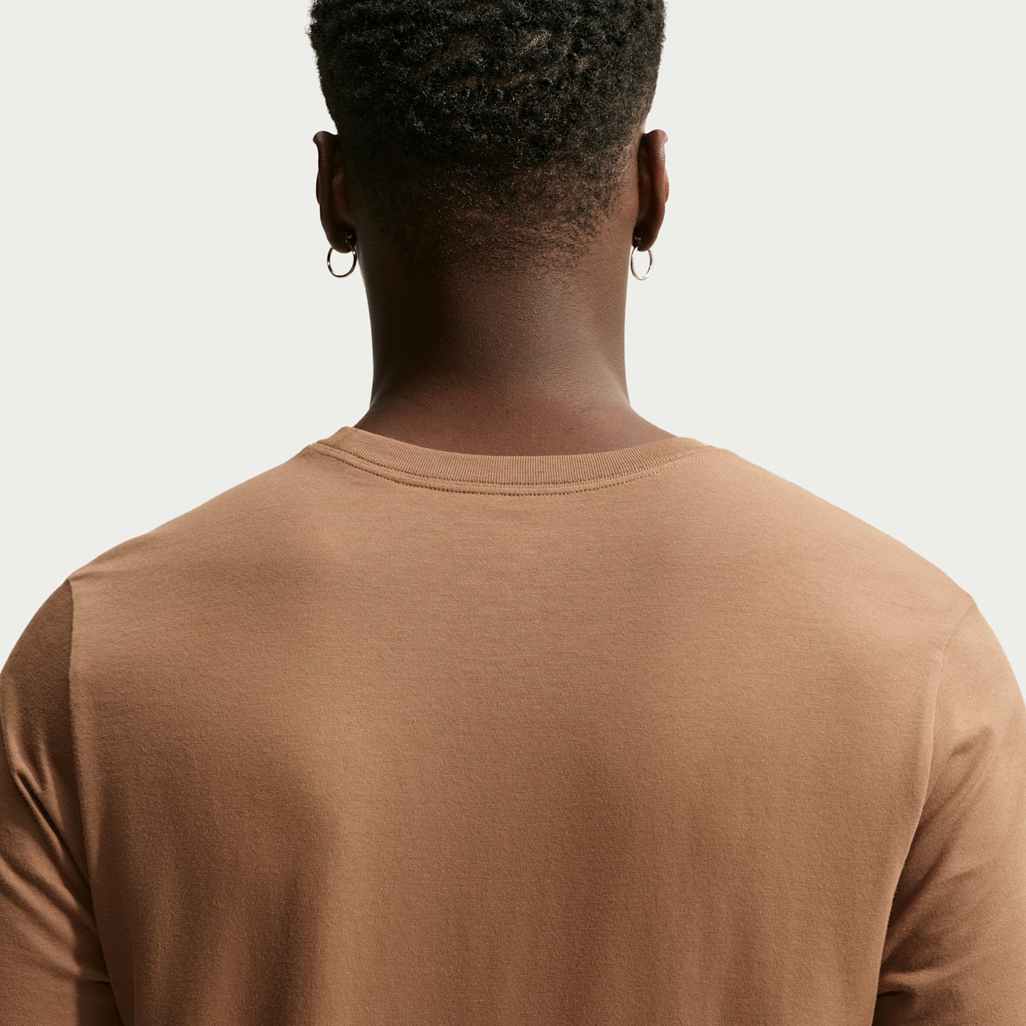 Мужская футболка Nike Sportswear Club, цвет: Коричневый / Красный — фото 2