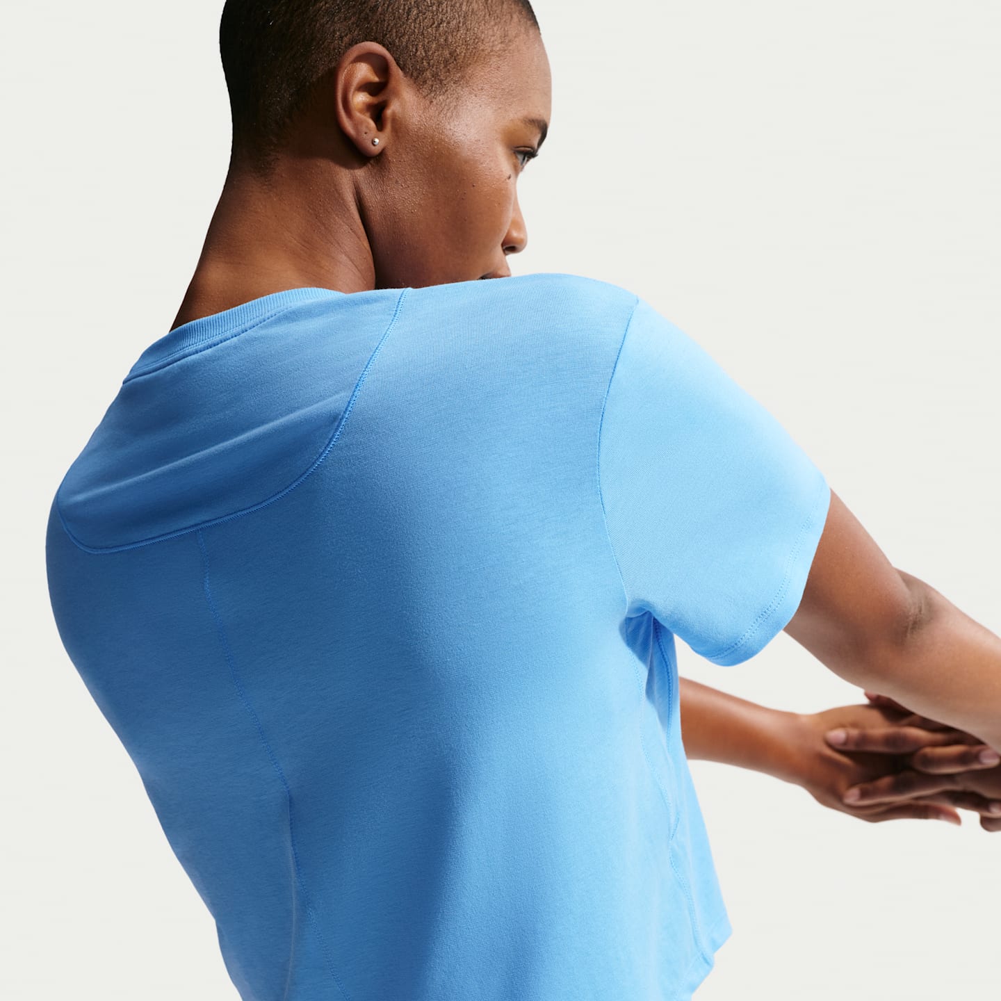 Женский укороченный топ Nike One Relaxed Dri-FIT с коротким рукавом, цвет: Синий / Белый — фото 2