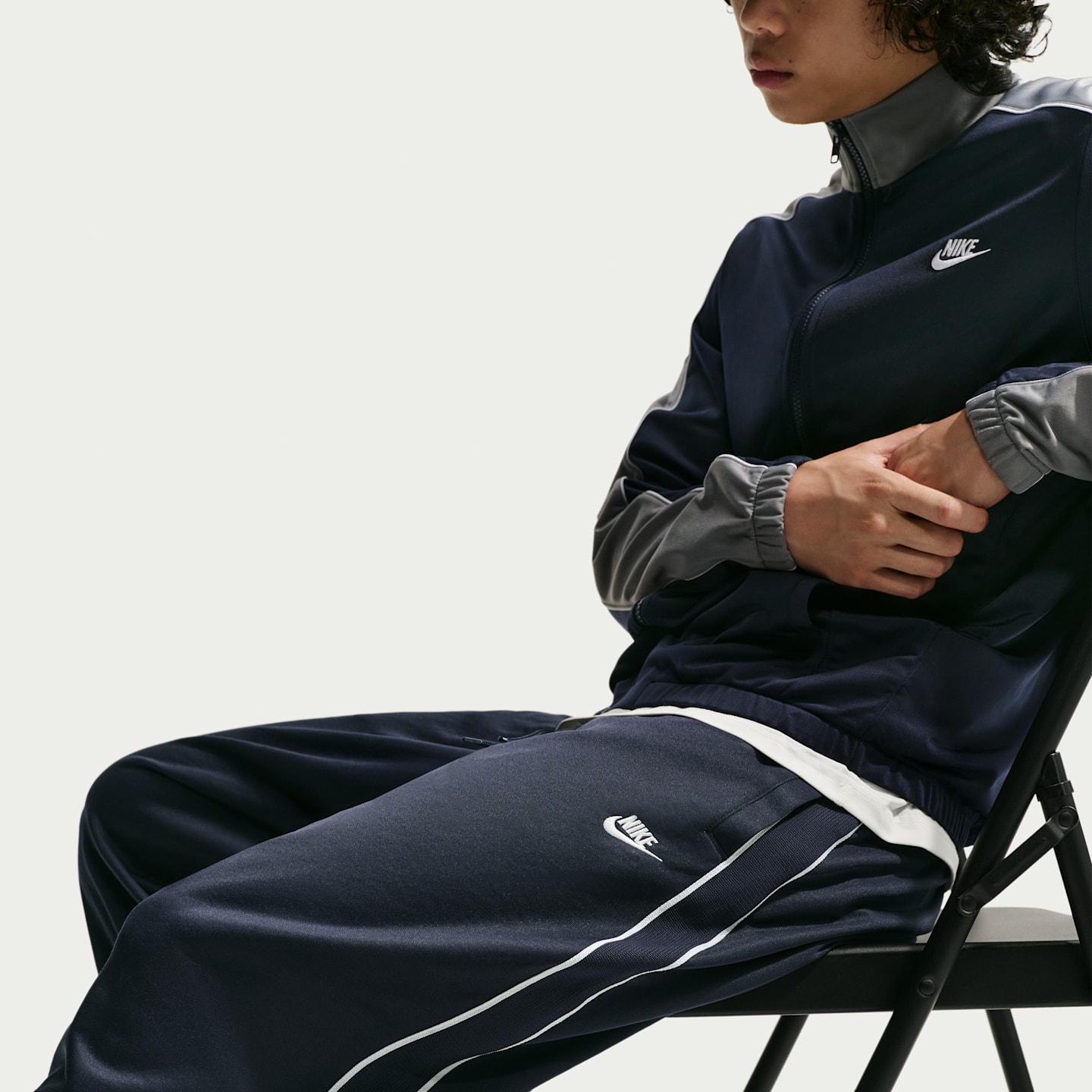 Мужские брюки Nike Sportswear Club Oversized Knit Track Pants, цвет: Обсидиановый / Белый — фото 4