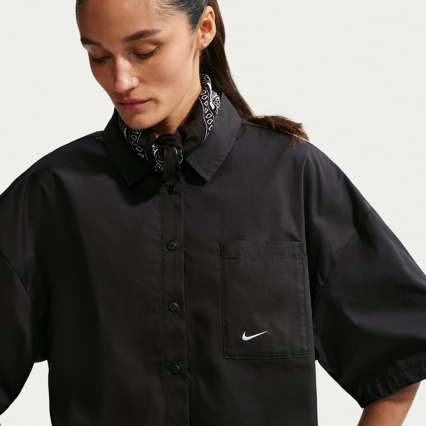 Женский топ Nike Sportswear Chill Poplin Oversized Top, цвет: Чёрный / Снежный белый — фото 3