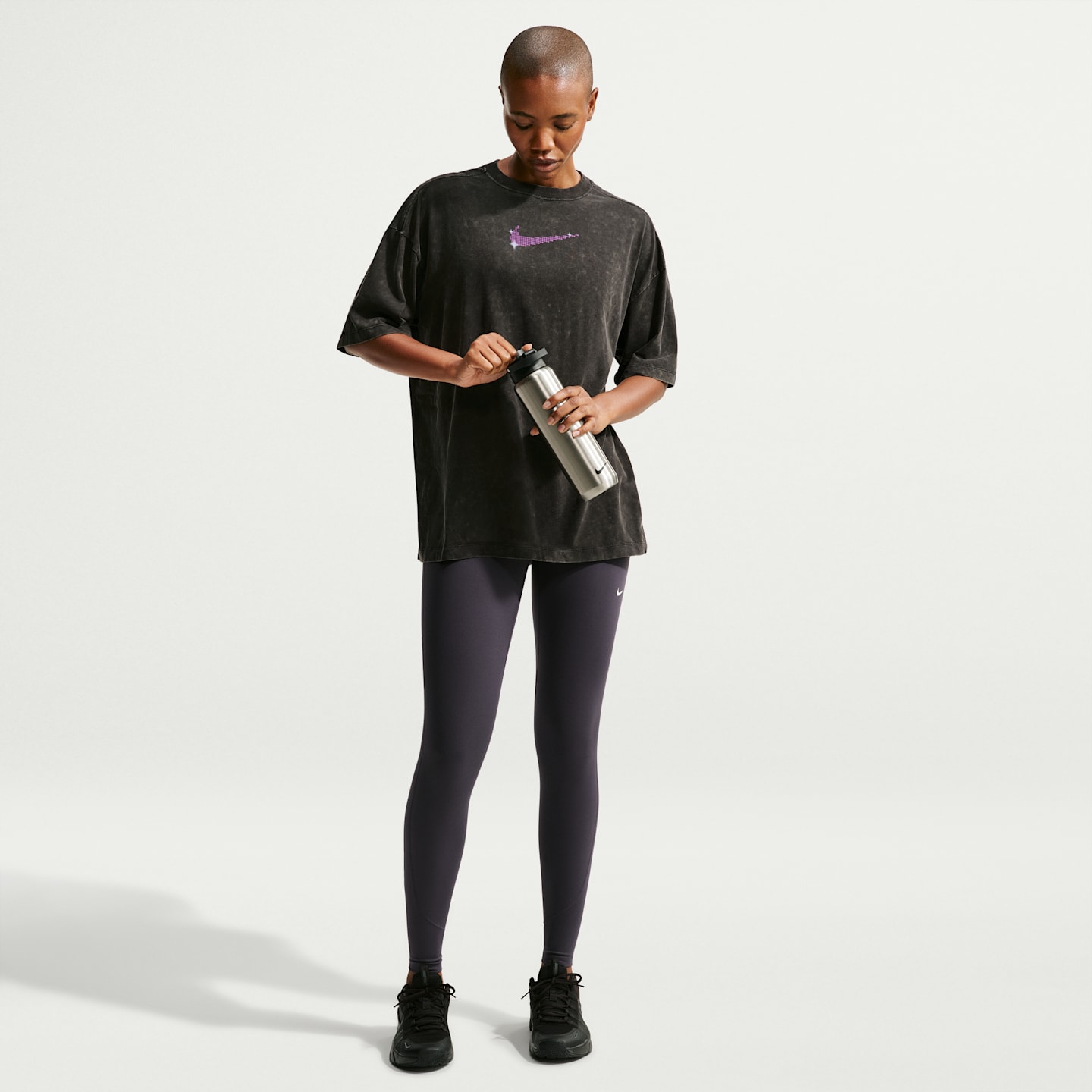 Женская футболка Nike оверсайз с коротким рукавом, цвет: Чёрный — фото 4