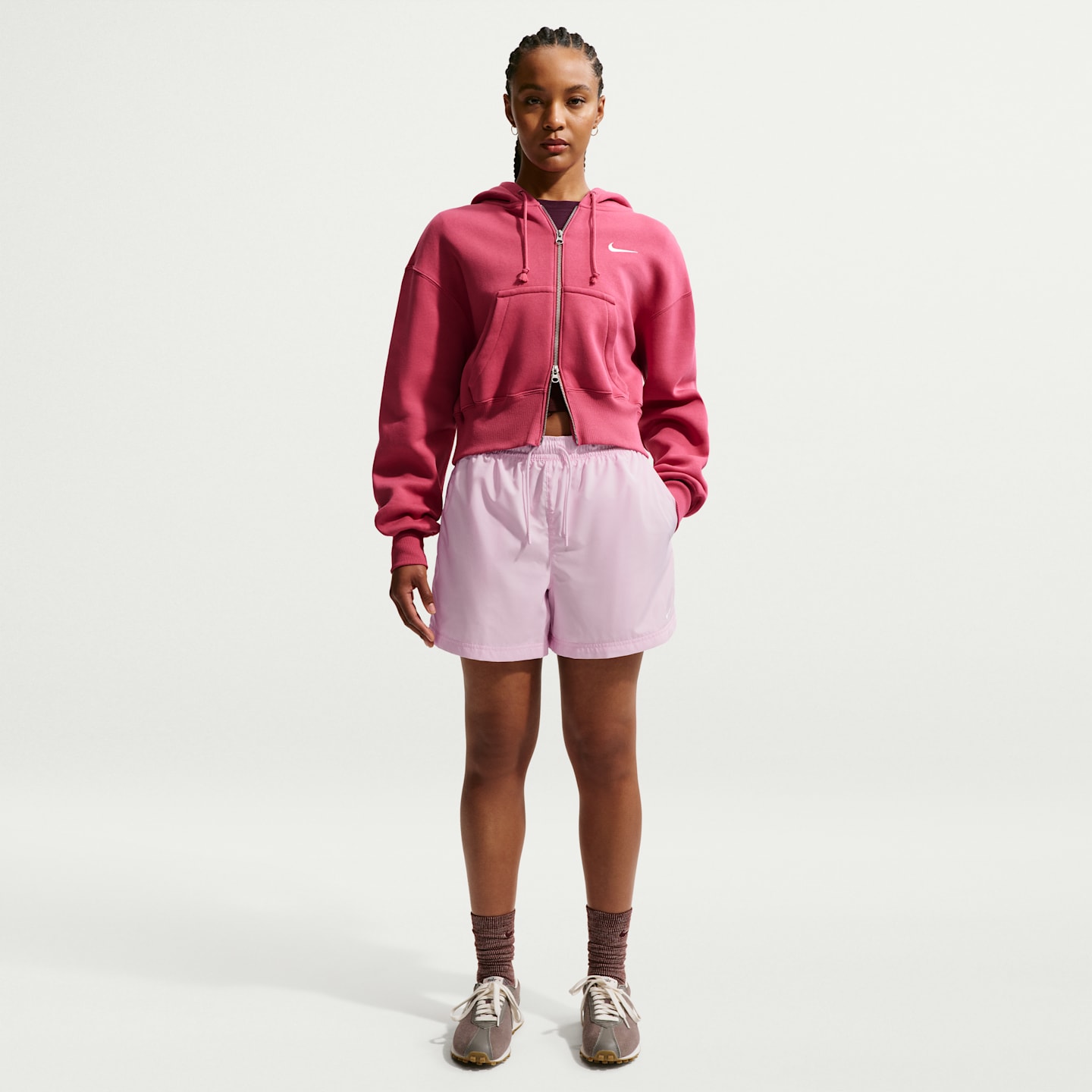 Женские тканые шорты Nike Sportswear Classic Wovens со средней посадкой, цвет: Розовый пенный / Молочный — фото 1
