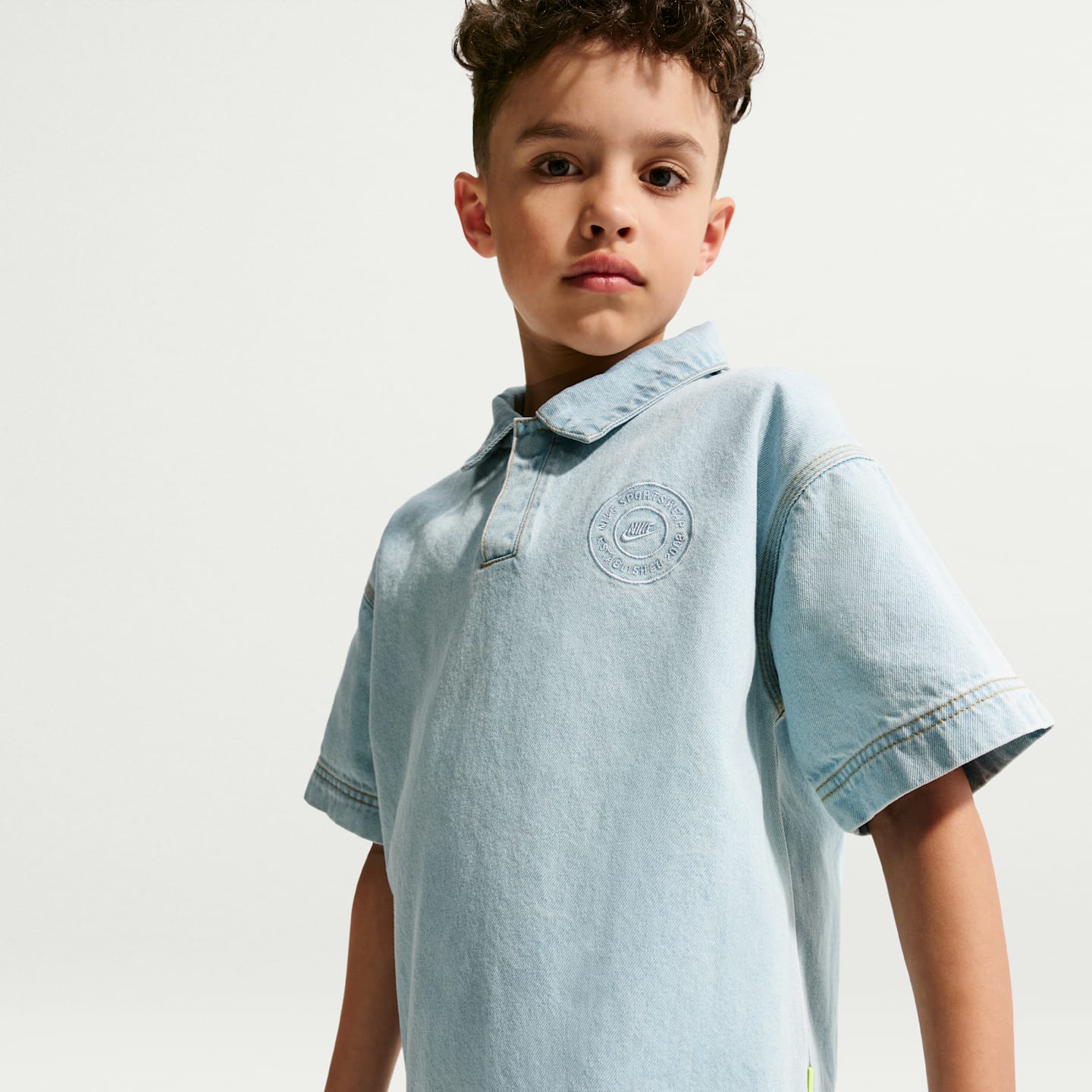 Детское джинсовое поло Nike Sportswear Collection с коротким рукавом, цвет: Светлый синий / Пшеничный — фото 3
