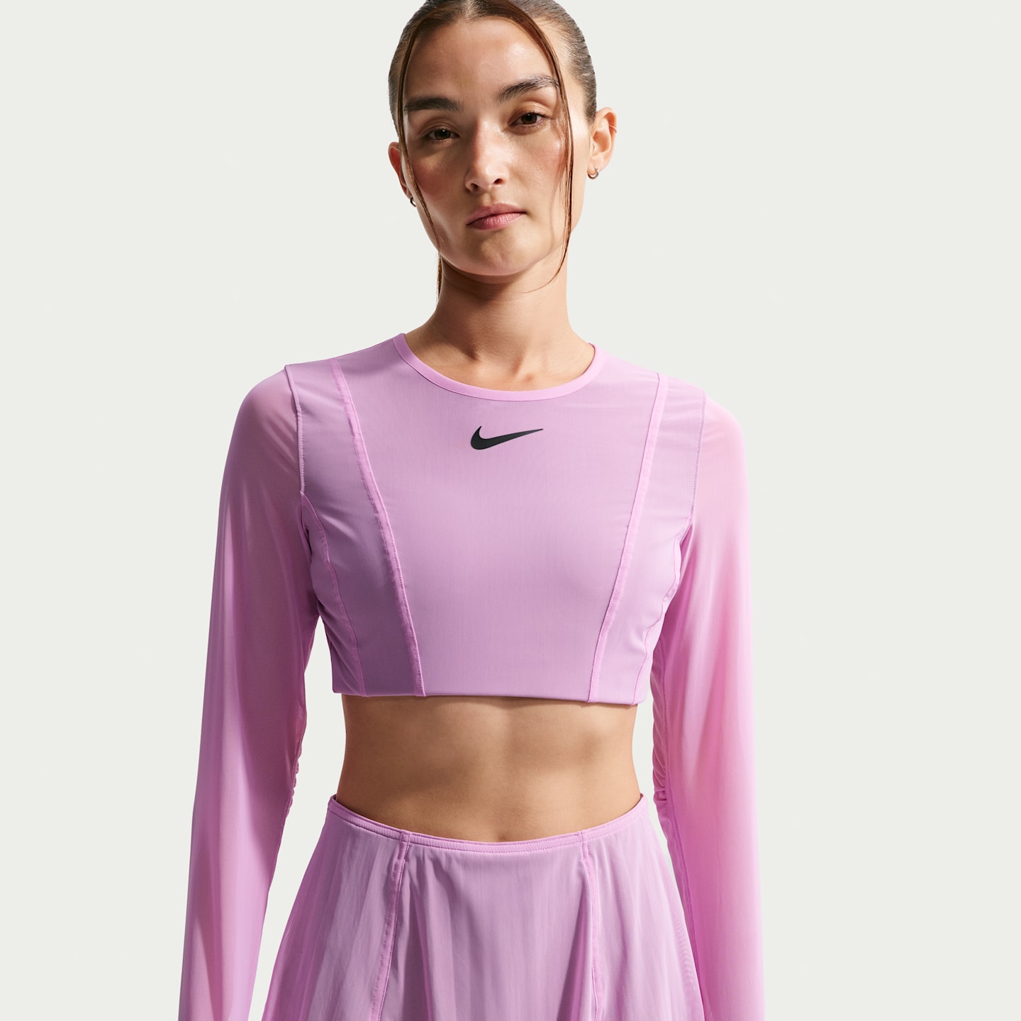 Женский укороченный теннисный лонгслив NikeCourt Slam, цвет: Светлый пурпурный / Чёрный — фото 1