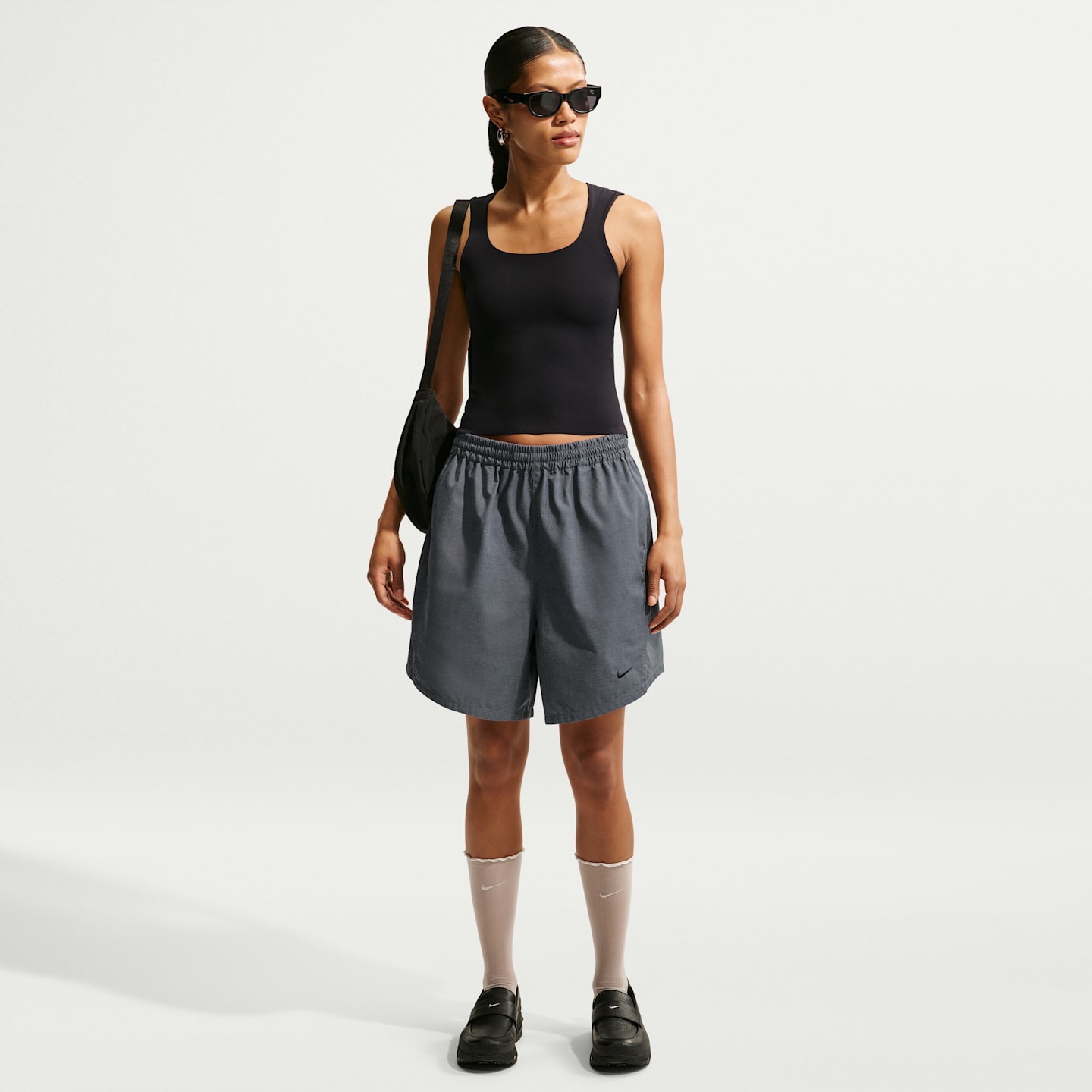 Женские тканые шорты Nike Sportswear оверсайз со средней посадкой, цвет: Чёрный / Меланжевый — фото 1