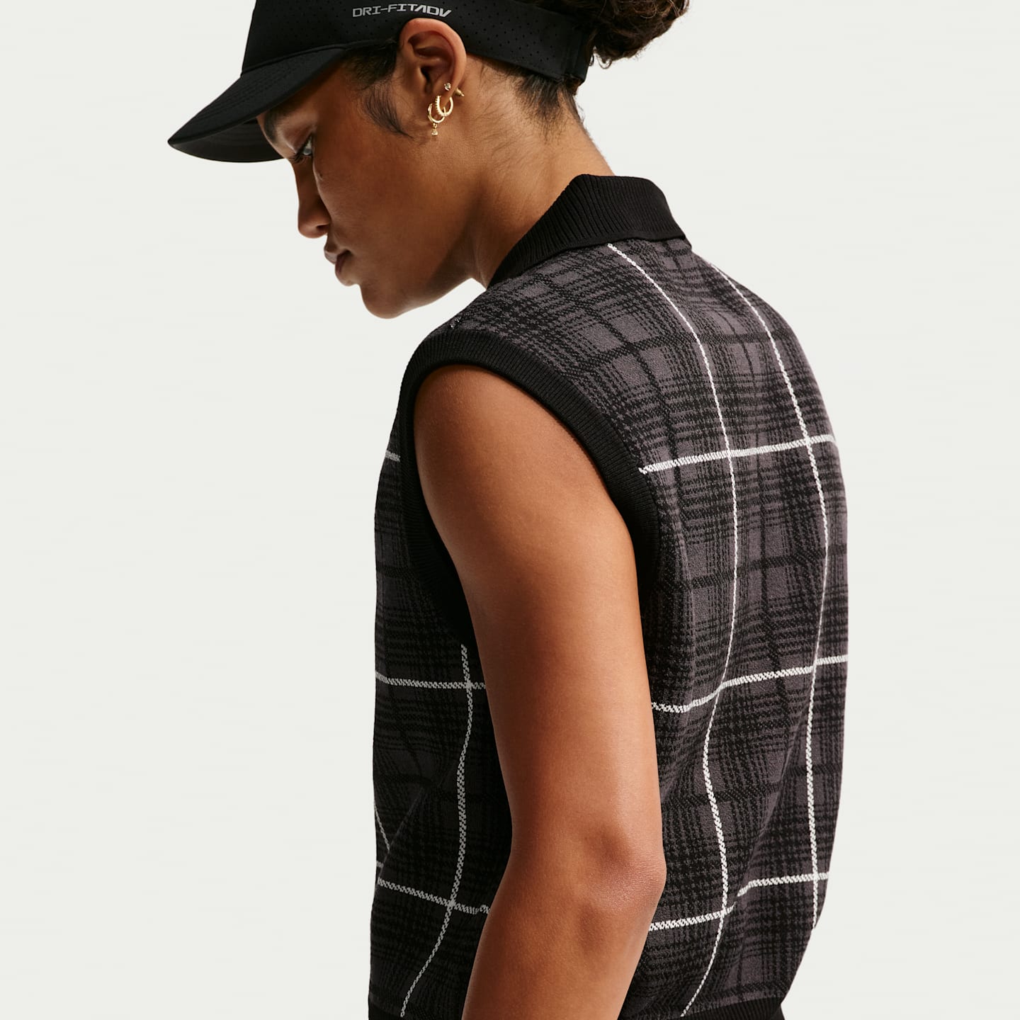 Женский жилет-свитер для гольфа Nike Fairway Fresh в клетку, цвет: Чёрный / Белый — фото 2