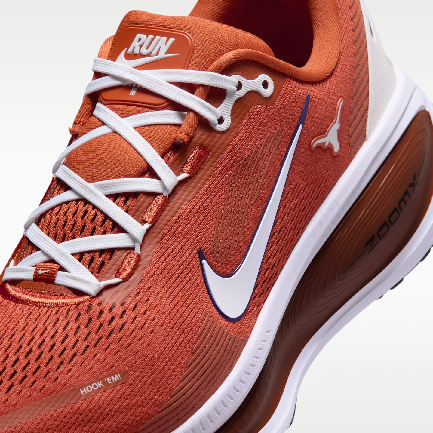 Мужские кроссовки Nike College Vomero 18 (Texas) Road Running, цвет: Пустынный оранжевый / Чёрный — фото 7