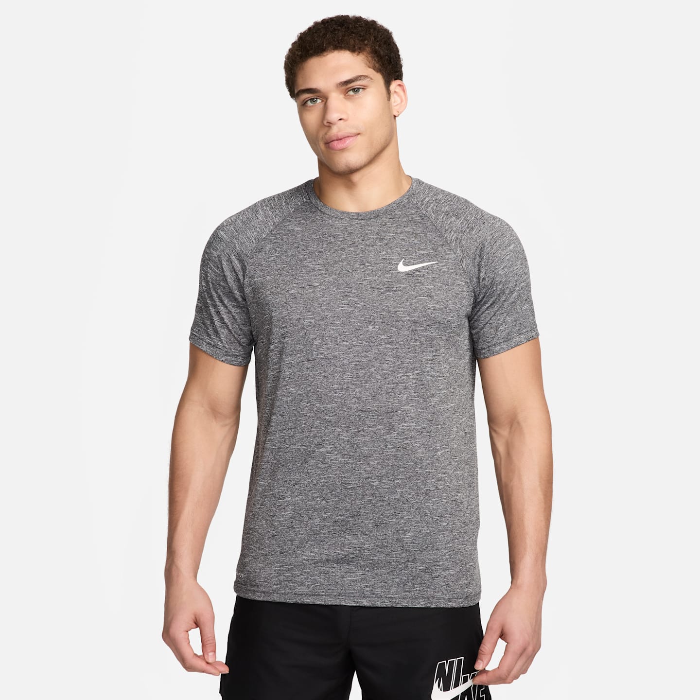 Мужская плавательная футболка Nike Swim Hydroguard Essential Dri-FIT UV с коротким рукавом, цвет: Чёрный — фото 1