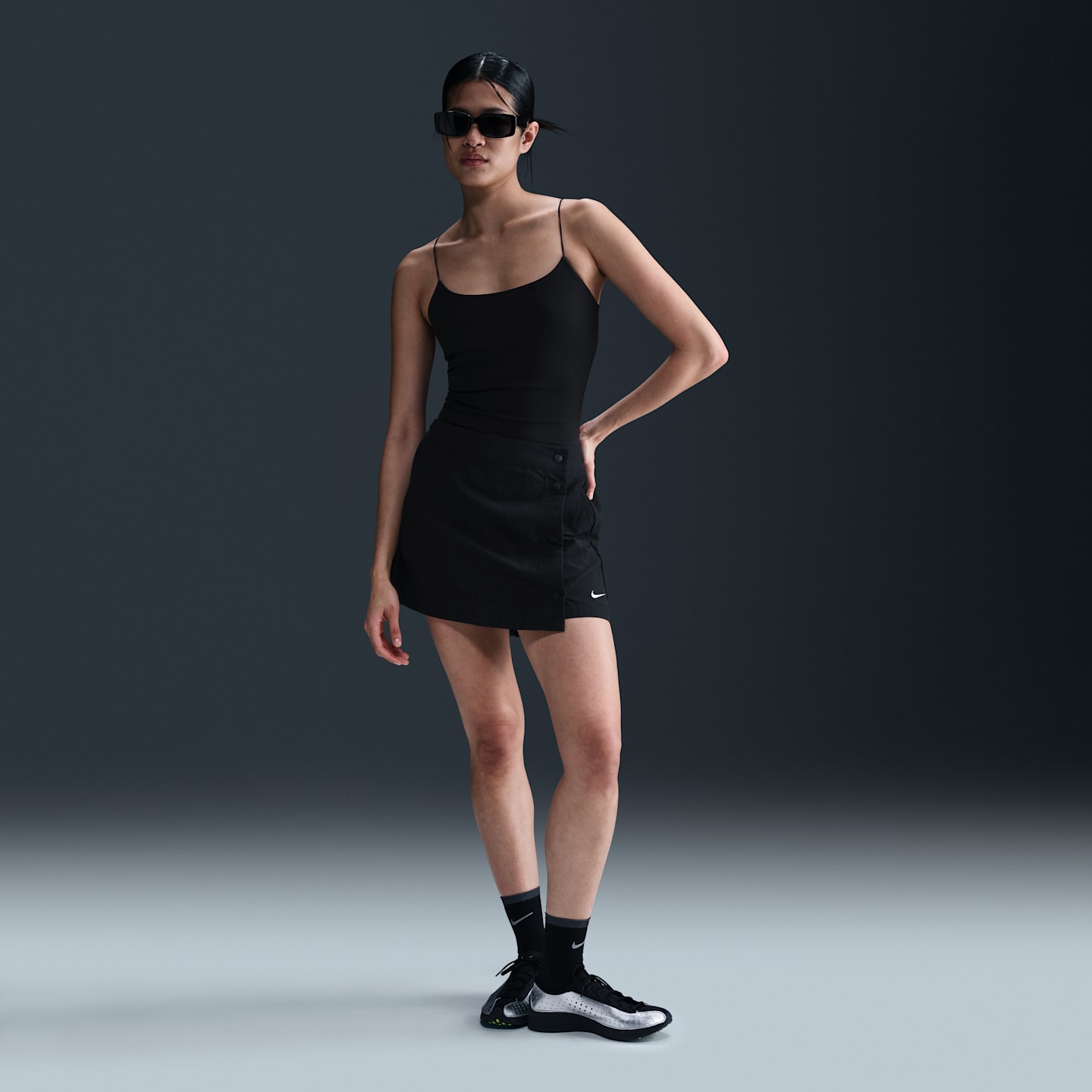 Женская юбка-шорты Nike Sportswear Essential Woven Skort, цвет: Чёрный / Белый