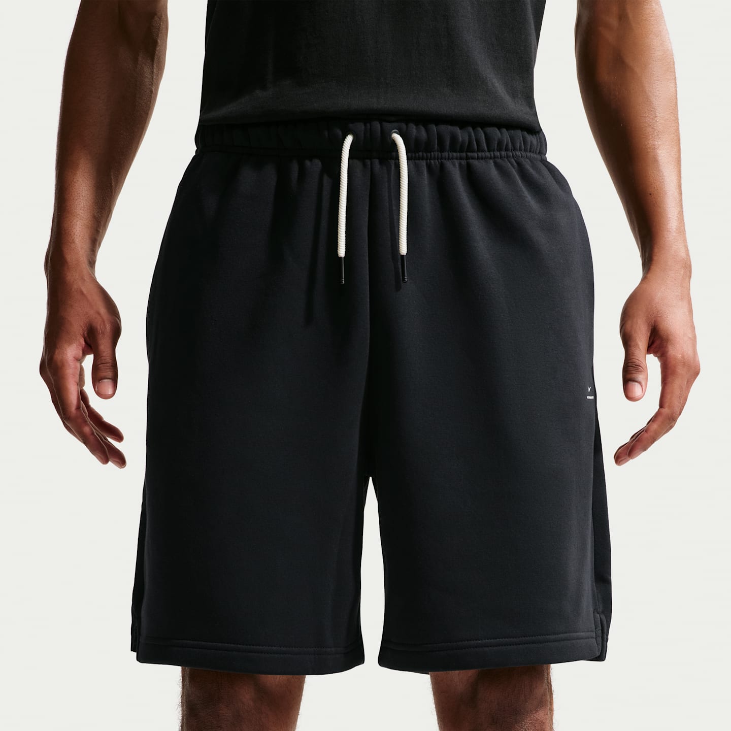 Мужские баскетбольные шорты Nike Standard Issue Therma-FIT 8" из флиса с начёсом, цвет: Чёрный / Бледная слоновая кость — фото 2