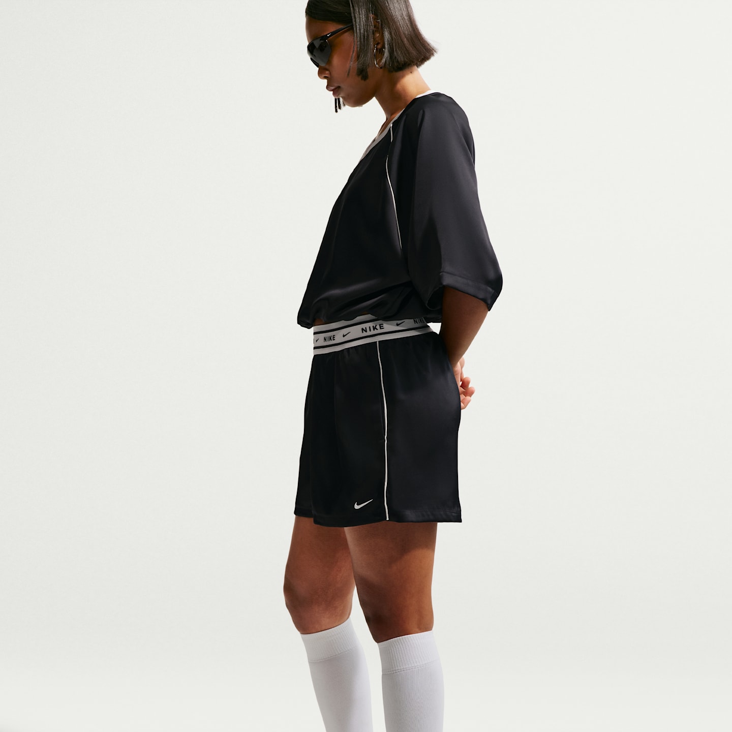 Женские атласные шорты Nike Sportswear свободного кроя со средней посадкой, цвет: Чёрный / Молочный — фото 4
