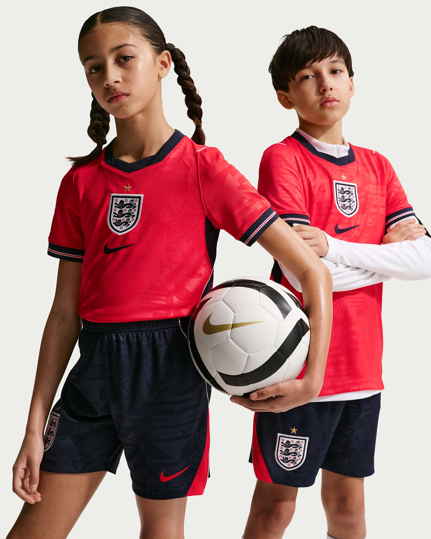 Детский топ Nike England National Team 2026 Stadium Home Big Kids' Dri-FIT Soccer Jersey, цвет: Красный / Обсидиановый — фото 8