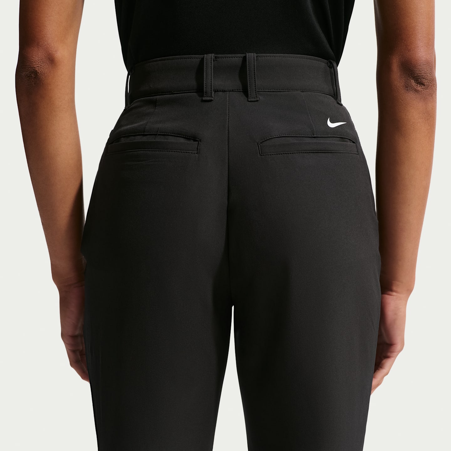 Женские узкие брюки для гольфа Nike Golf Club Repel со средней посадкой, цвет: Чёрный / Белый — фото 3