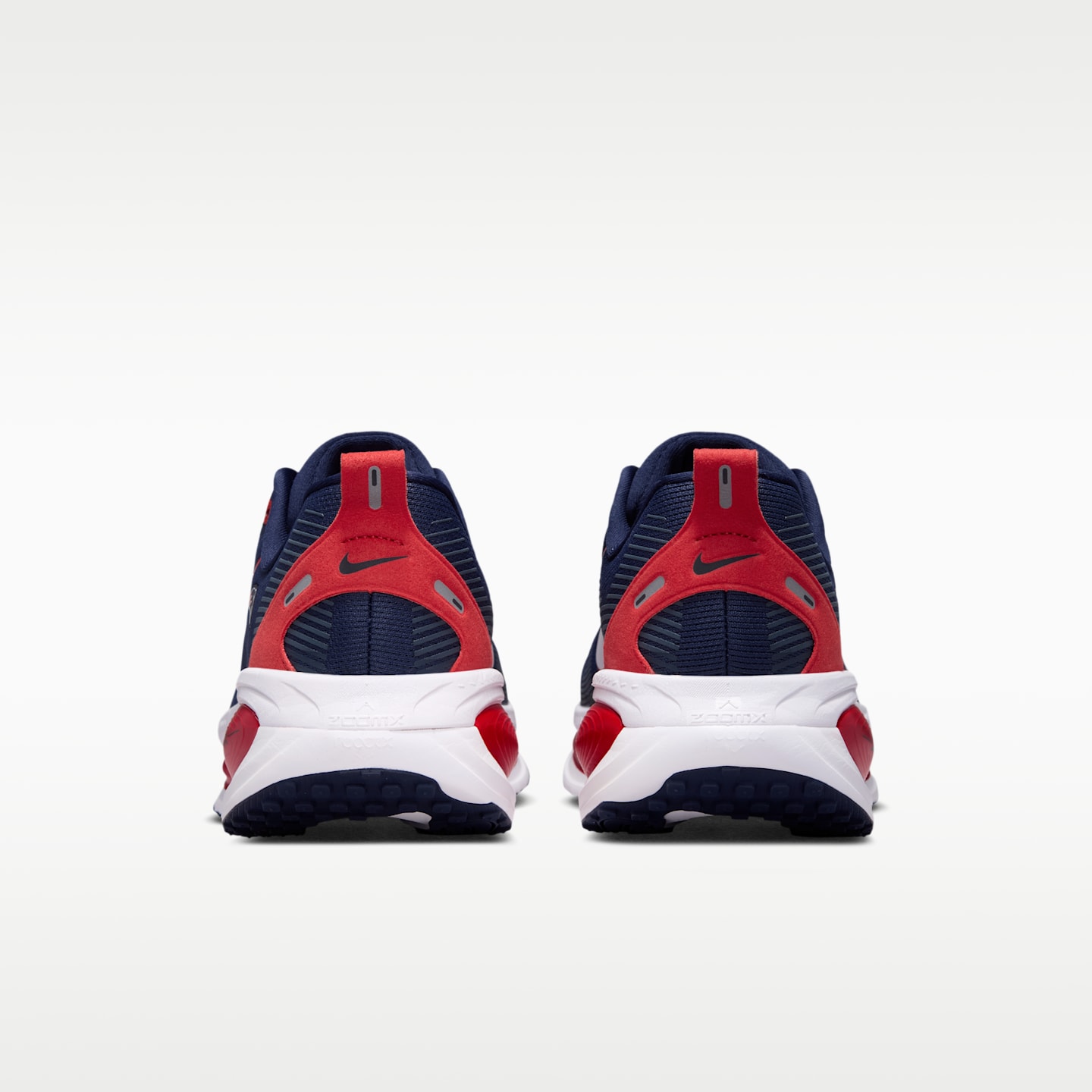 Мужские кроссовки Nike Vomero 18 (New England Patriots) NFL Road Running, цвет: Тёмно-синий / Красный — фото 6