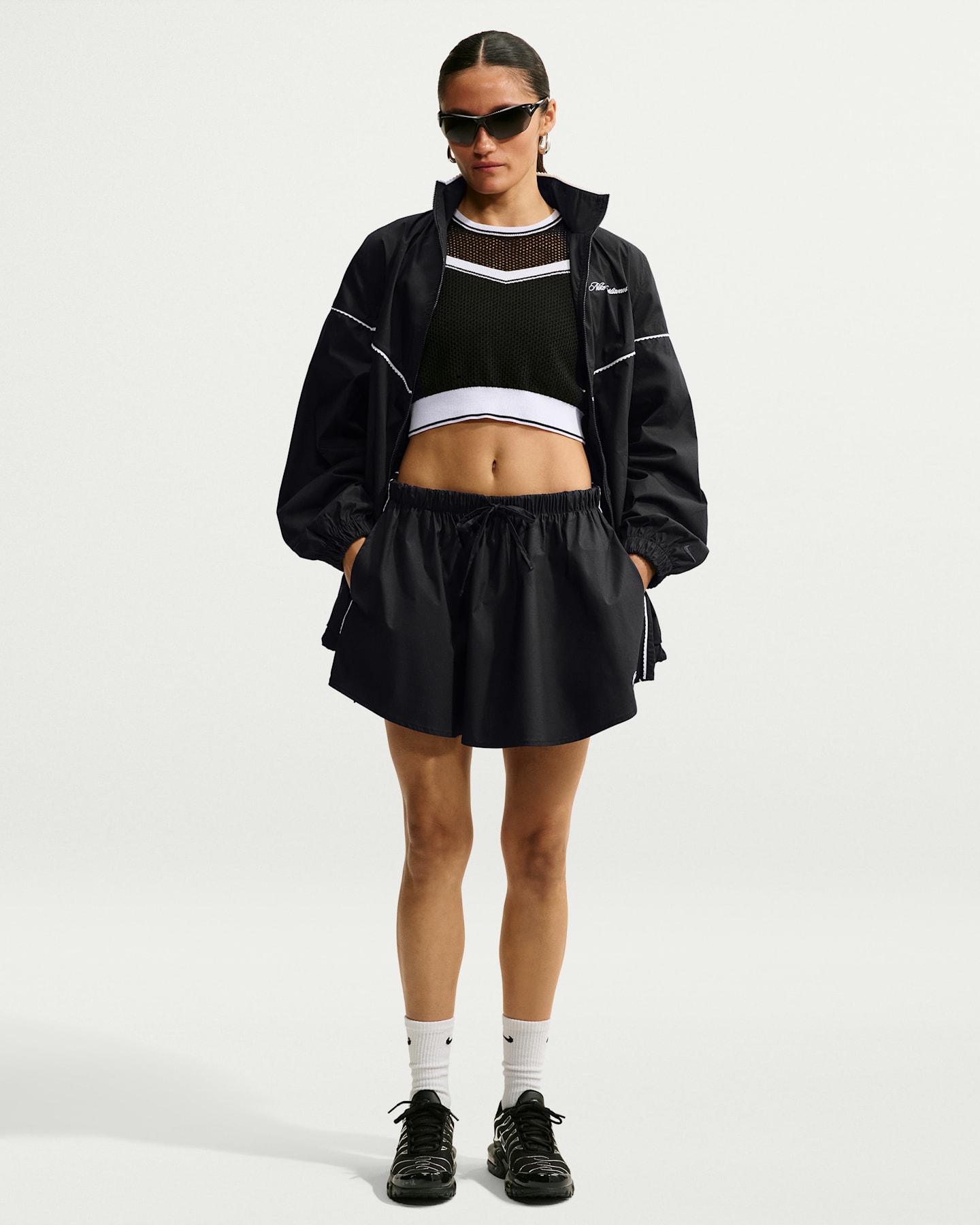 Женская поплиновая юбка Nike Sportswear с фигурным краем и средней посадкой, цвет: Чёрный / Молочный — фото 6