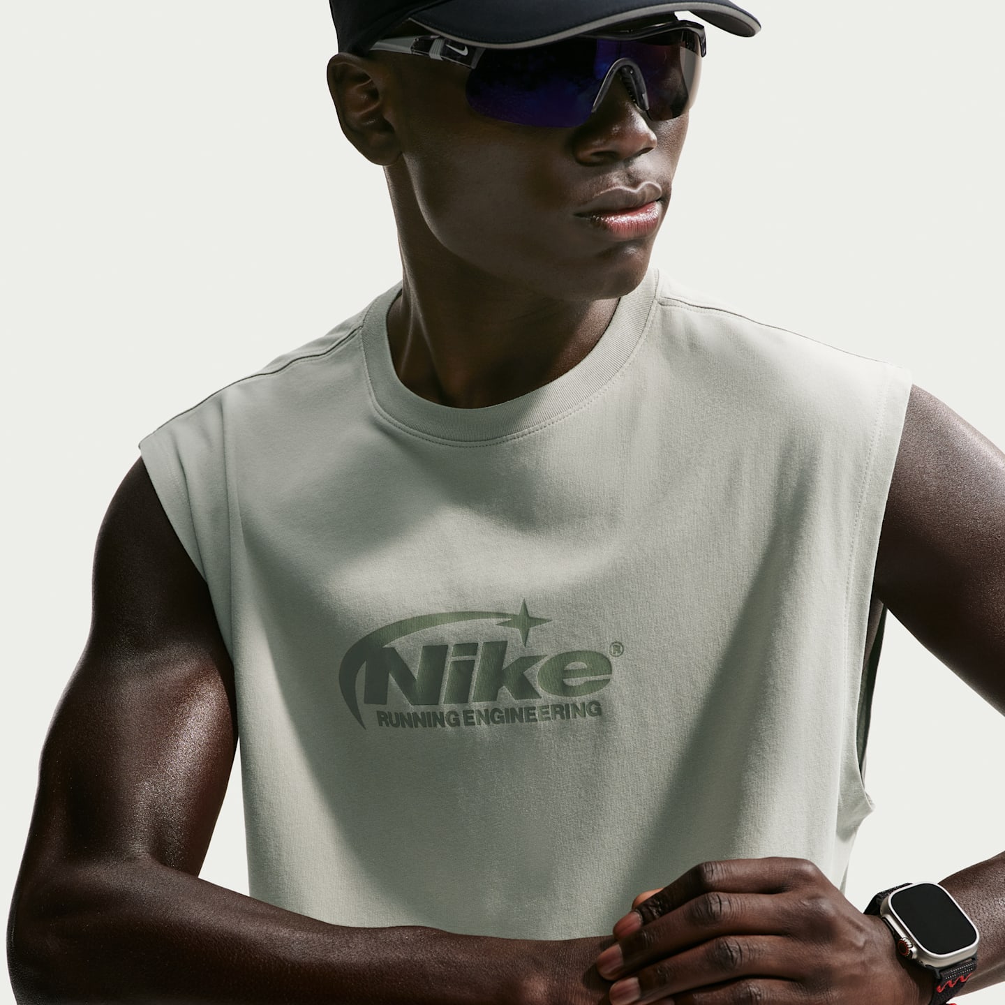Мужская беговая футболка Nike Dri-FIT без рукавов, цвет: Еловый туманный / Серебряный шалфейный — фото 3
