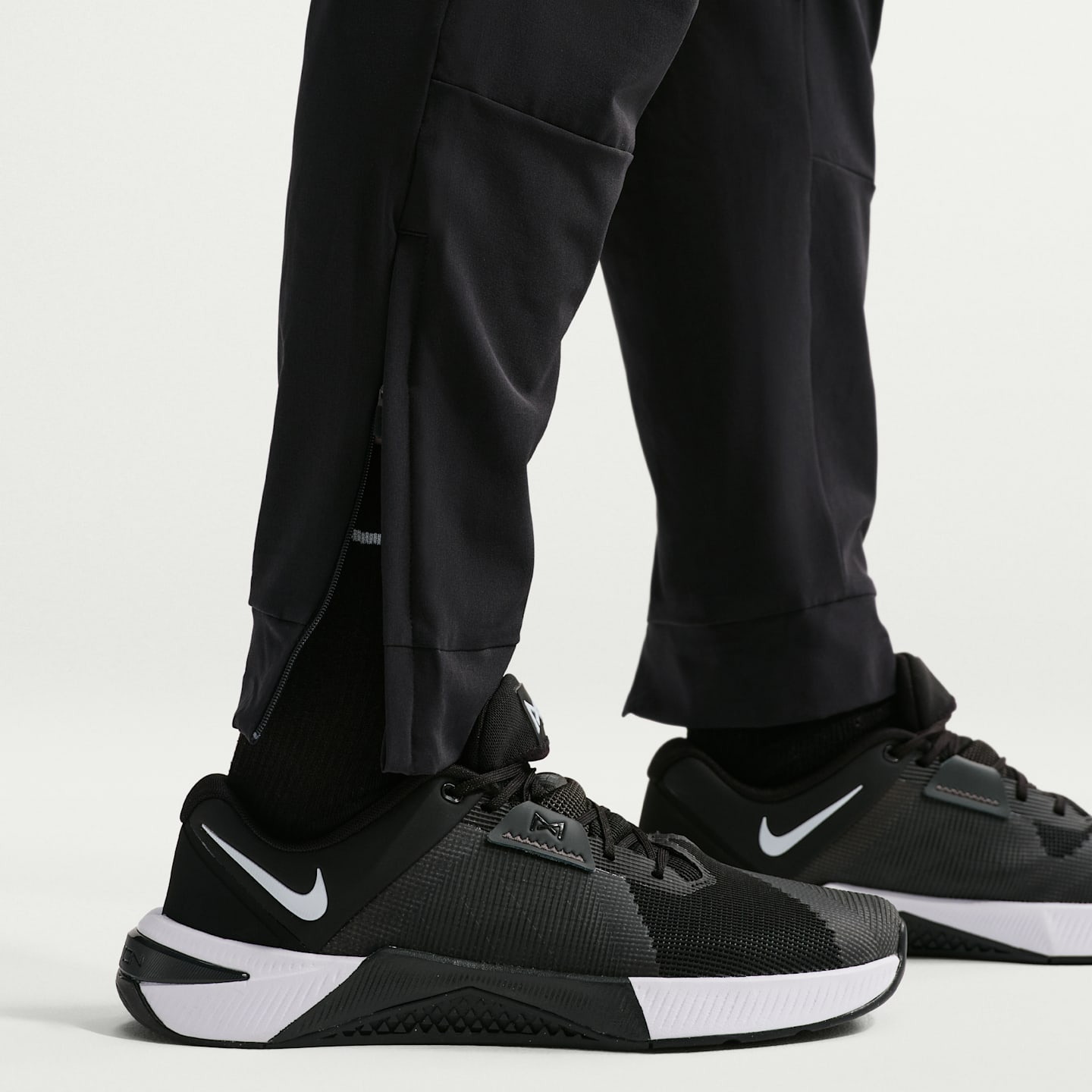 Мужские универсальные брюки Nike Unlimited Dri-FIT с молниями на манжетах, цвет: Чёрный — фото 6