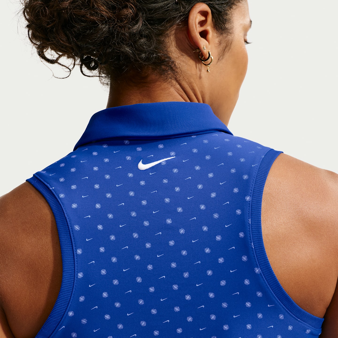 Женское поло Nike Victory Dri-FIT Sleeveless Printed Golf Polo, цвет: Королевский синий / Серебристый — фото 2