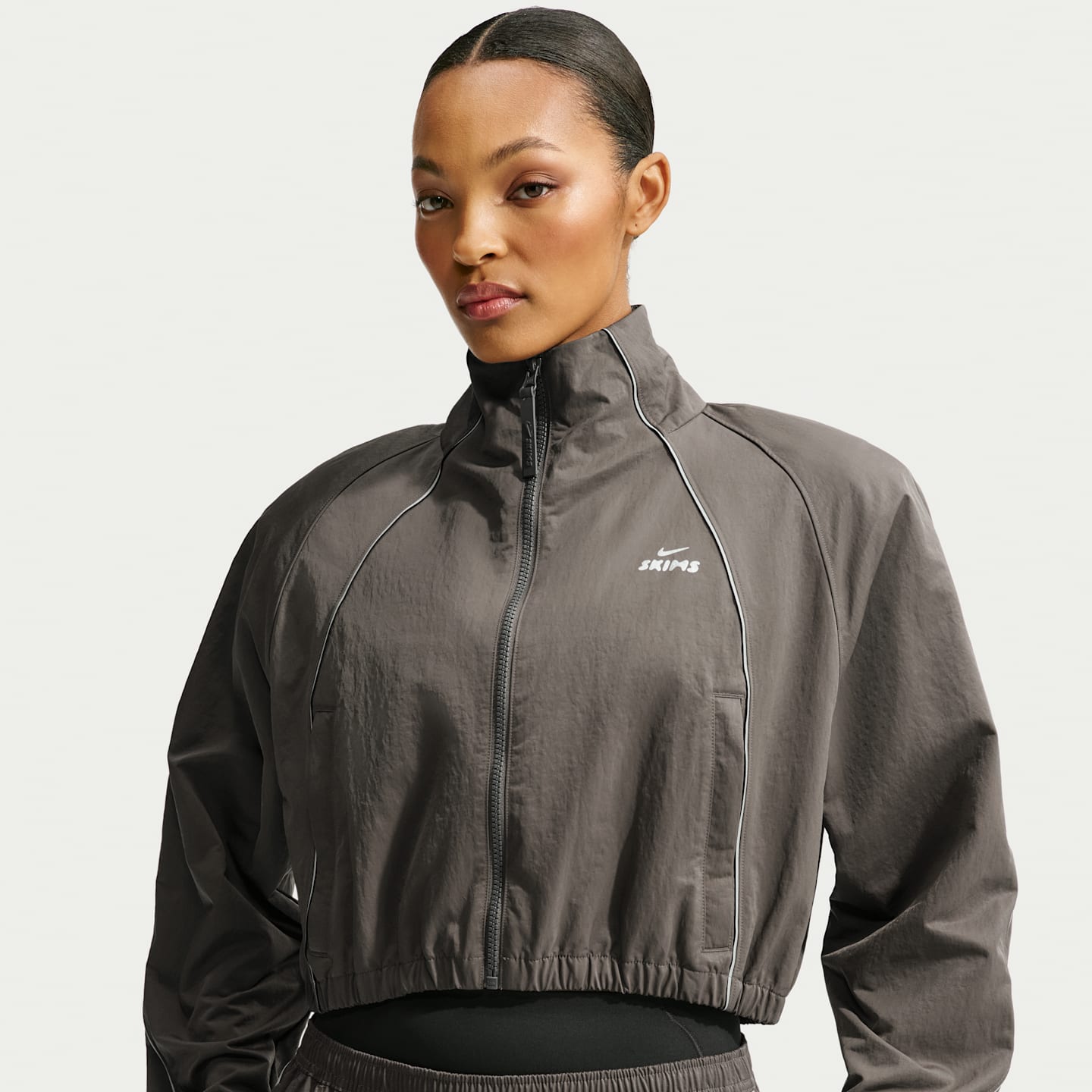 Женская куртка NikeSKIMS Crunchy Nylon Cropped, цвет: Nskm Boulder — фото 1