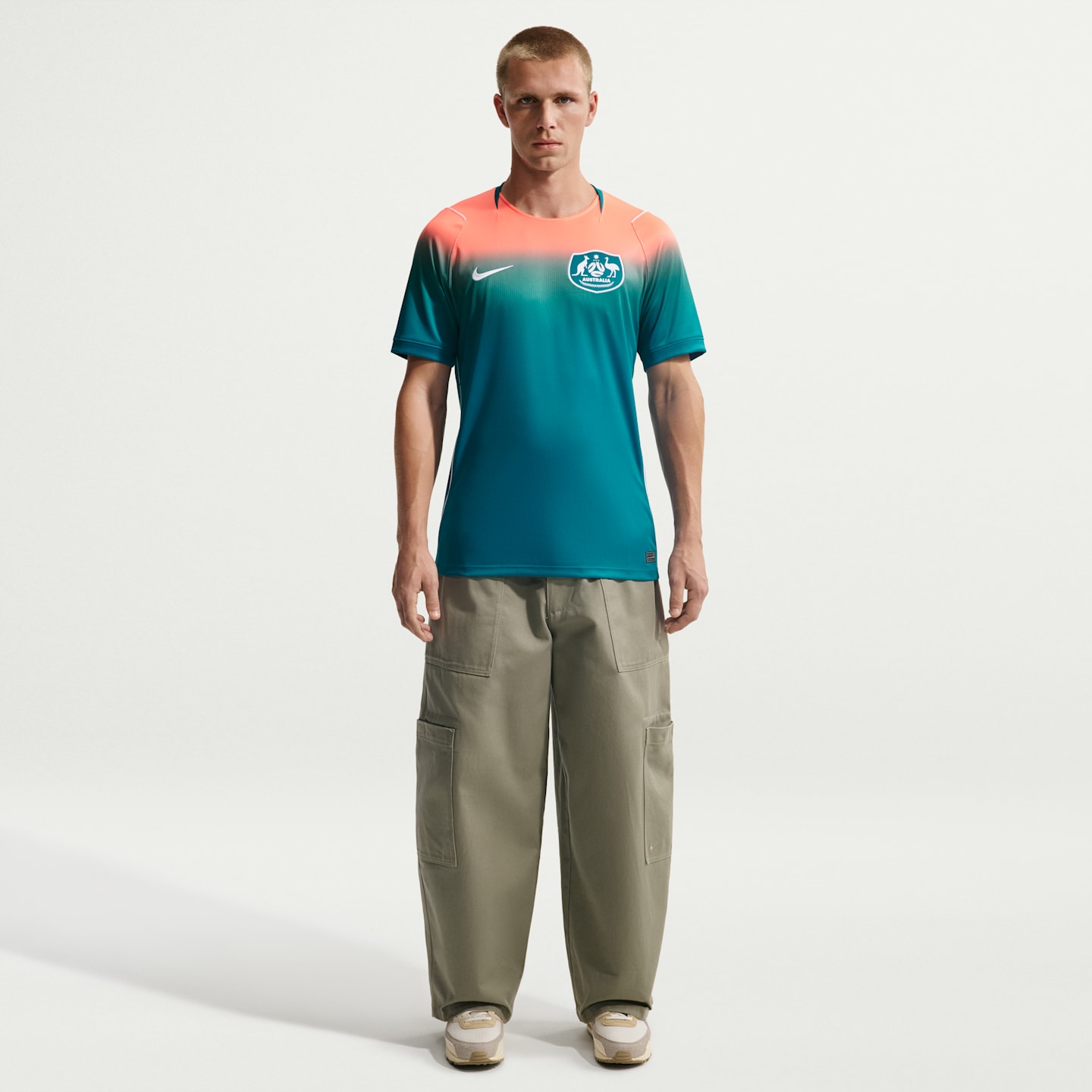 Мужской топ Nike Australia 2026 Stadium Home Dri-FIT Soccer Jersey, цвет: Яркий еловый / Оранжевый — фото 4