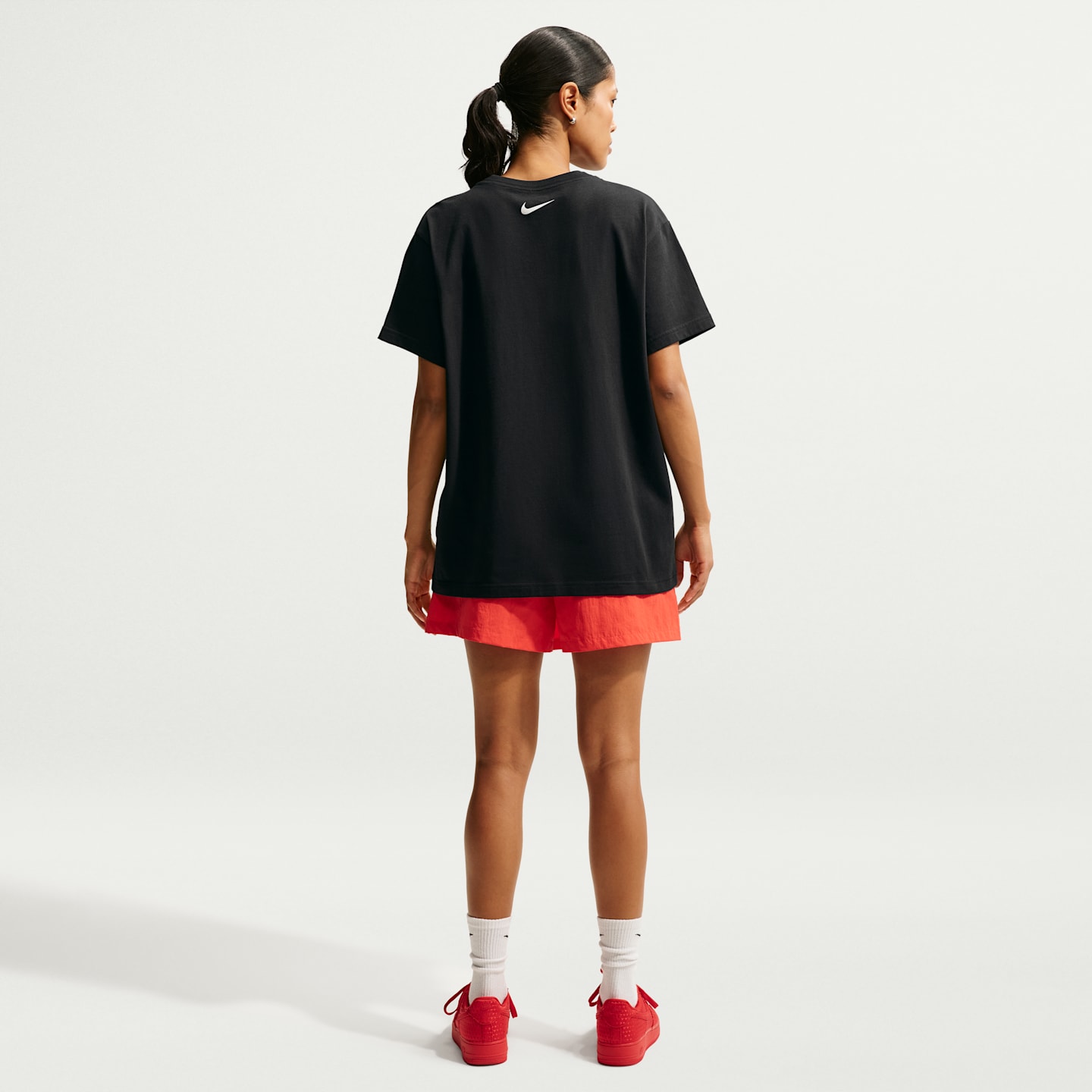 Женская футболка Nike оверсайз с принтом, цвет: Чёрный — фото 5