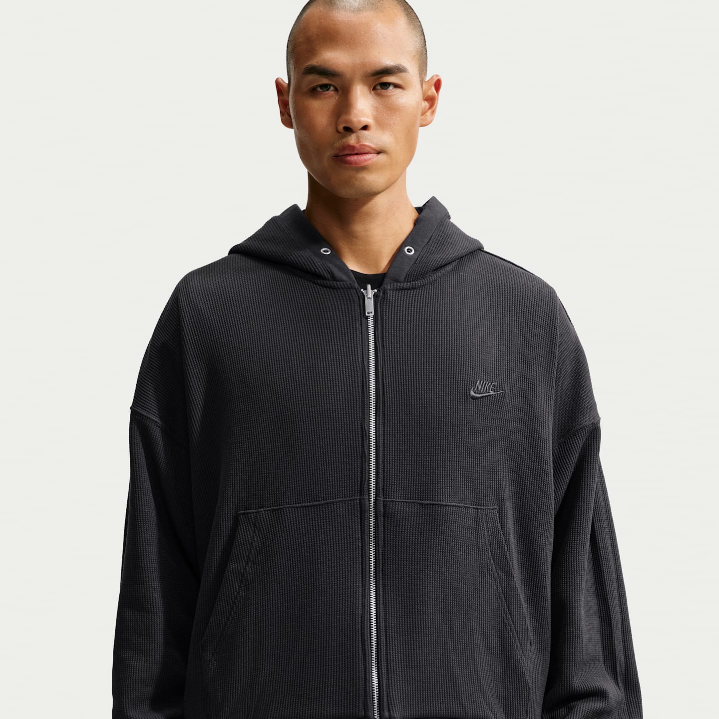 Мужское худи Nike Sportswear Club Full-Zip Fleece, цвет: Почти чёрный / Красный — фото 6