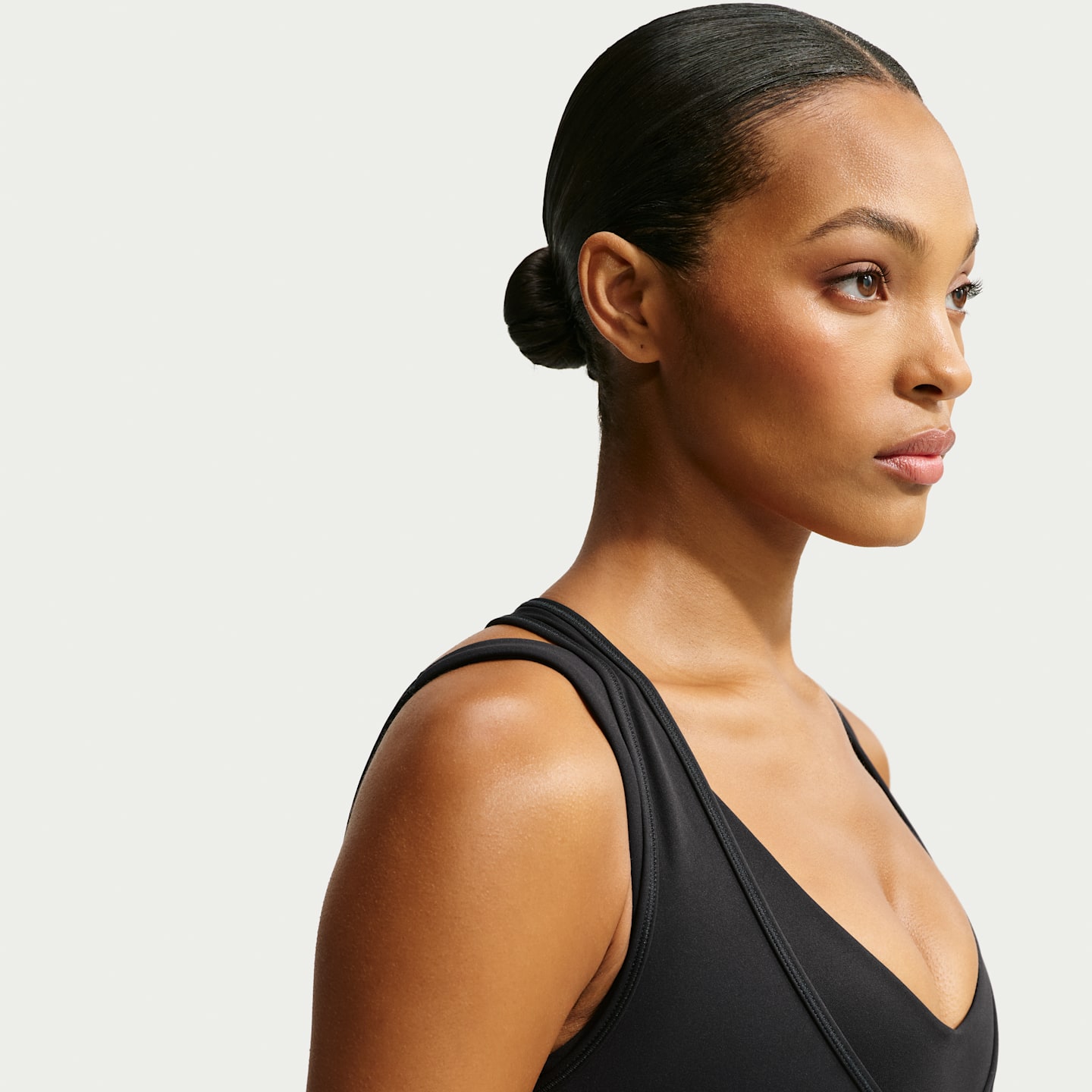 Женские спортивные бра NikeSKIMS Matte Double-Layer Plunge Bra, цвет: Обсидиановый — фото 3