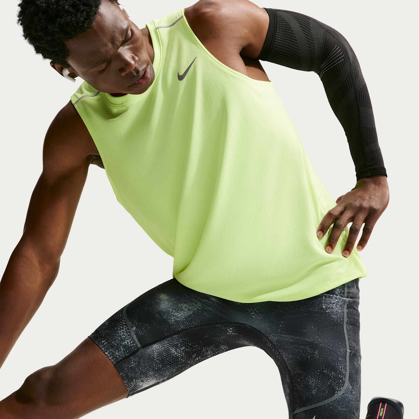 Мужские беговые тайтсы Nike Stride Dri-FIT длиной 1/2, цвет: Чёрный — фото 4