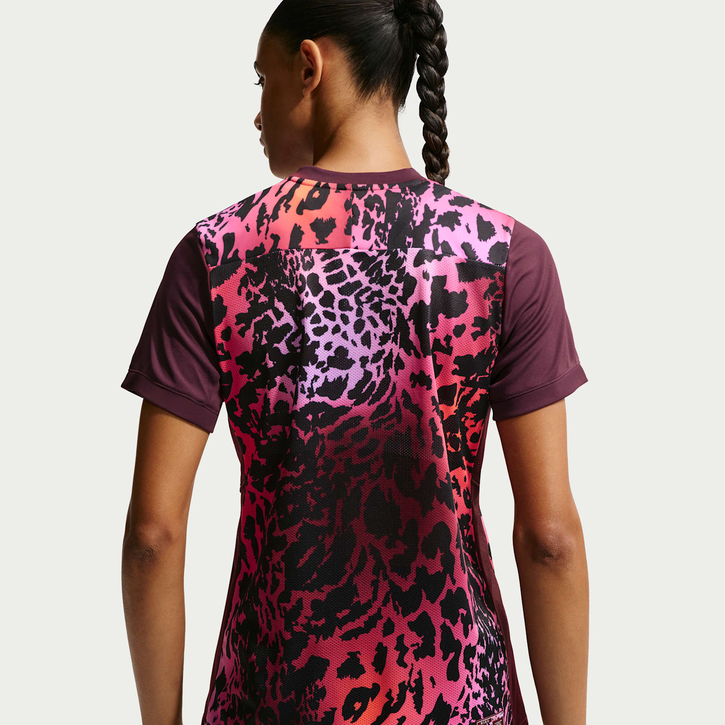 Женская футбольная футболка Nike United Academy Dri-FIT с коротким рукавом, цвет: Бордовый / Платиновый — фото 2