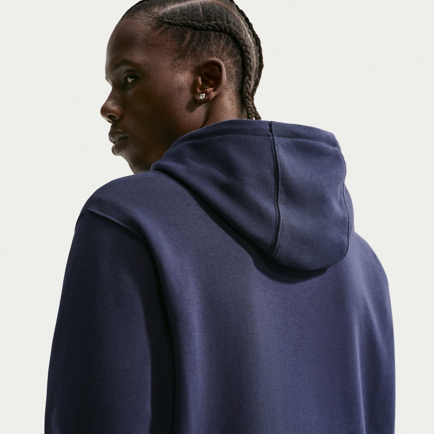 Мужское футбольное худи из махры Nike Atlético Madrid Club, цвет: Обсидиановый / Белый — фото 2