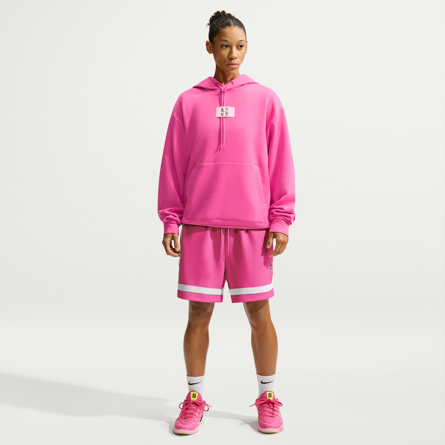 Баскетбольная худи Nike Sabrina Dri-FIT, цвет: Пустынный розовый / Ледяной серебряный — фото 6