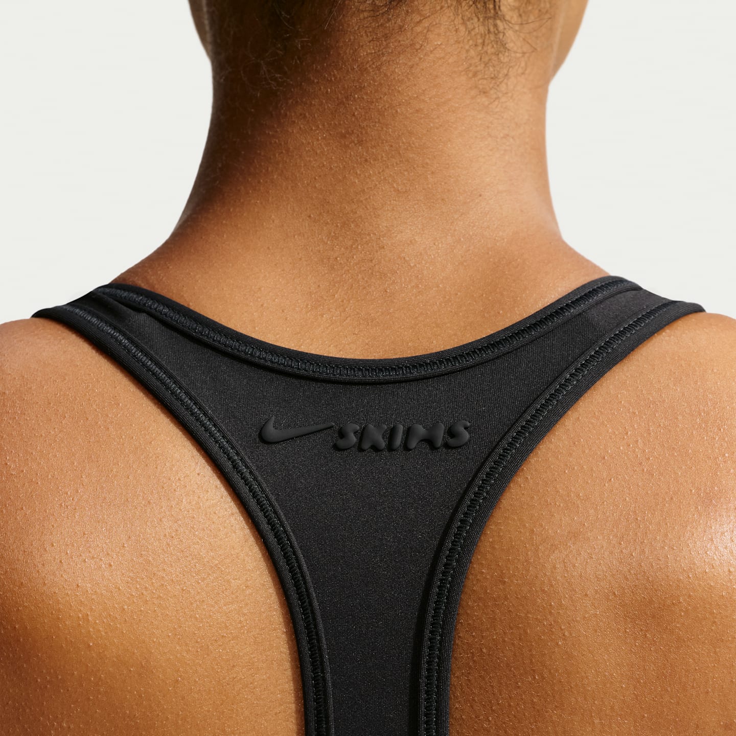 Женские спортивные бра NikeSKIMS Matte Double-Layer Plunge Bra, цвет: Обсидиановый — фото 6