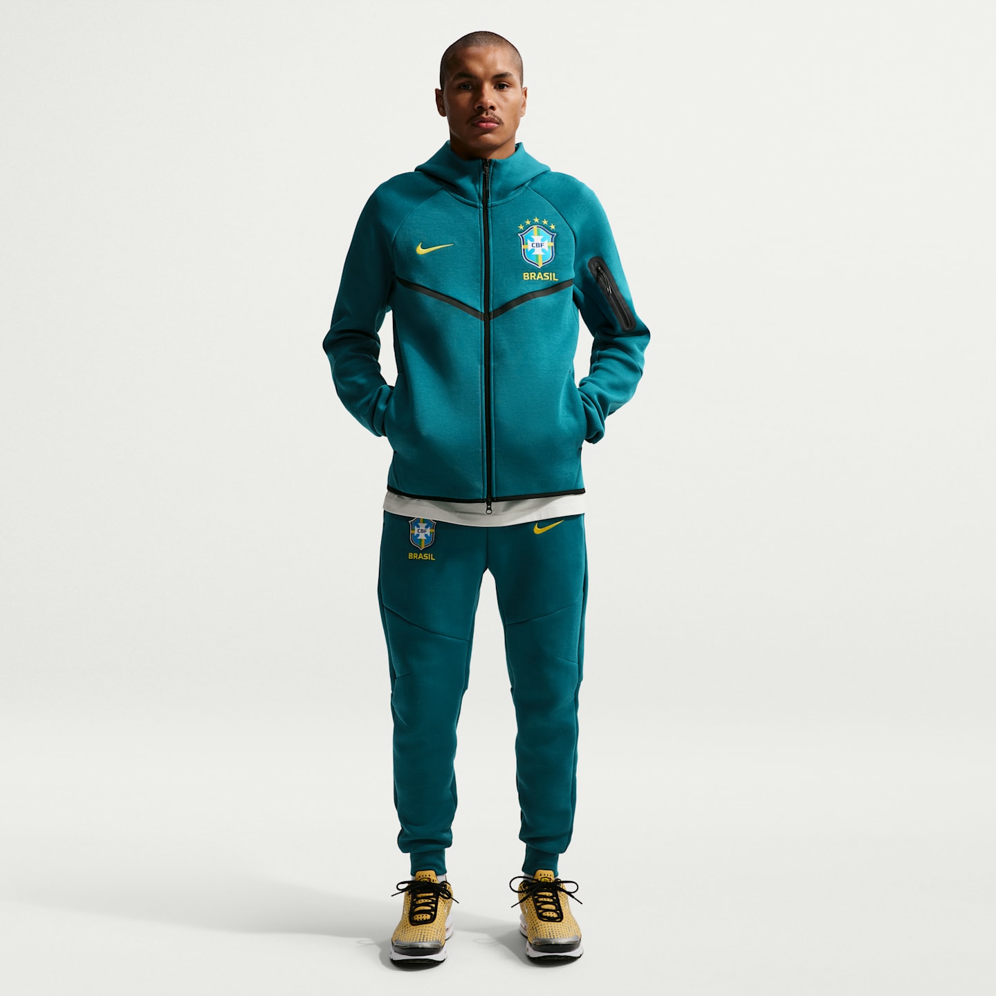 Мужское футбольное худи на молнии Nike Brazil Tech Fleece Windrunner, цвет: Бирюзовый / Золотой — фото 4