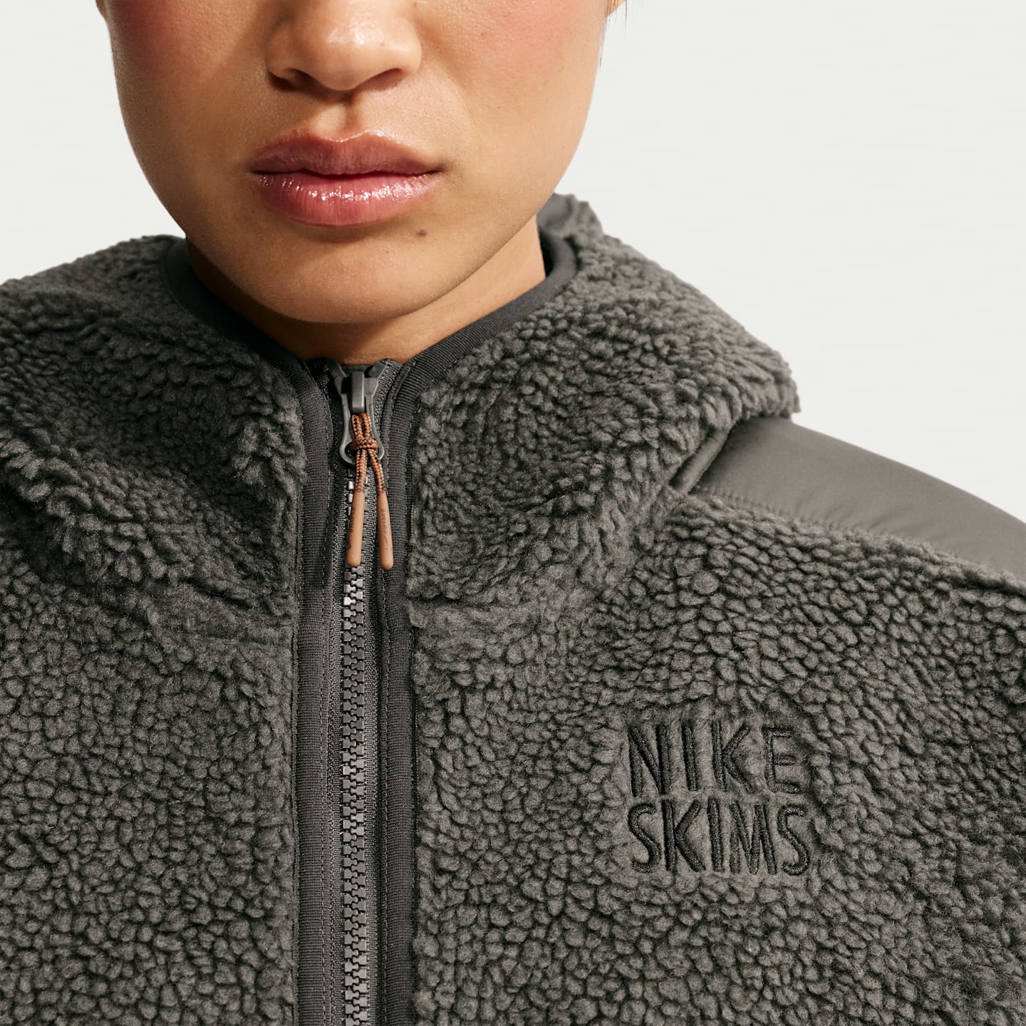 Женская куртка NikeSKIMS Sherpa Oversized Full-Zip Hooded, цвет: Обсидиановый — фото 6