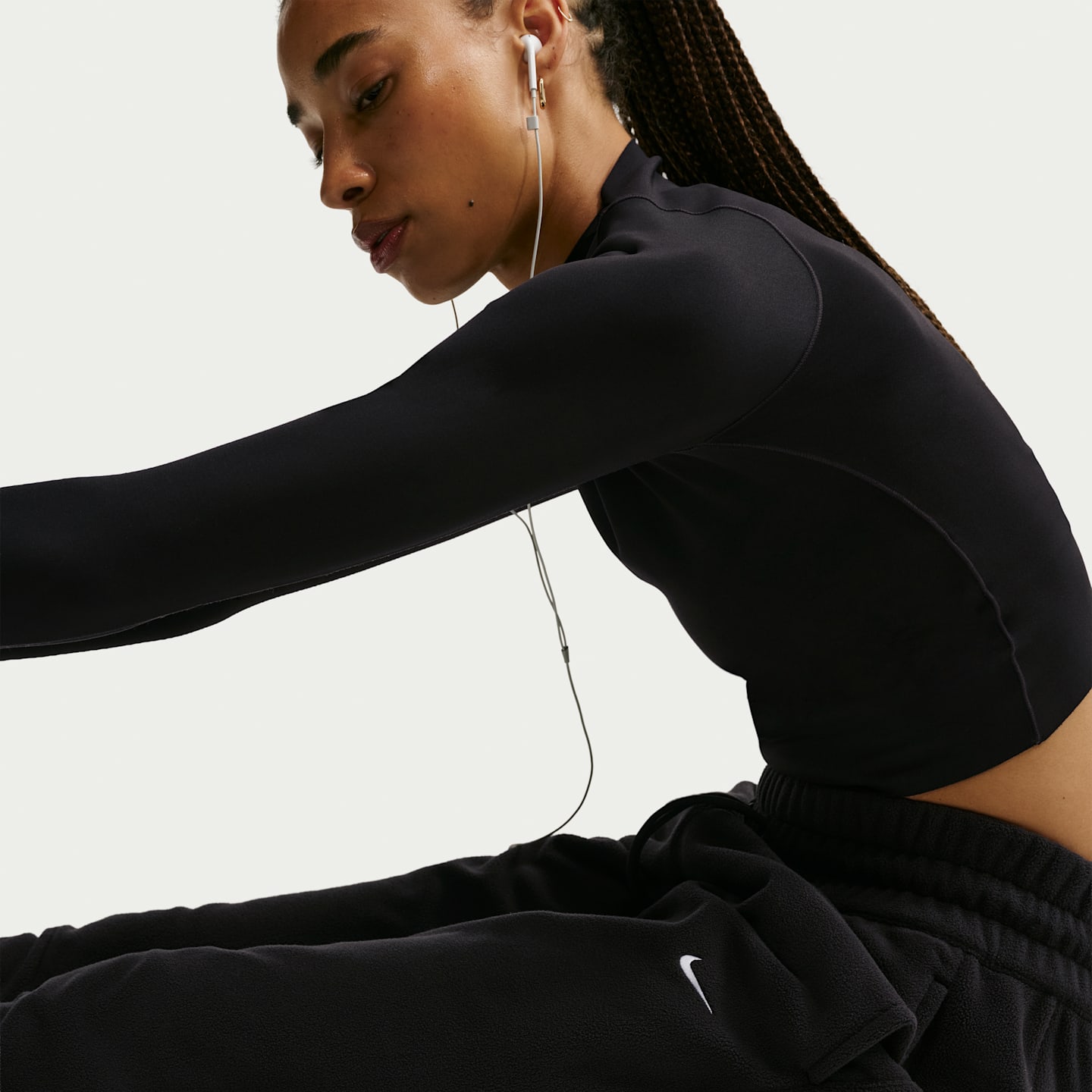 Женские флисовые джоггеры Nike One Therma-FIT со средней посадкой, цвет: Чёрный / Белый — фото 4