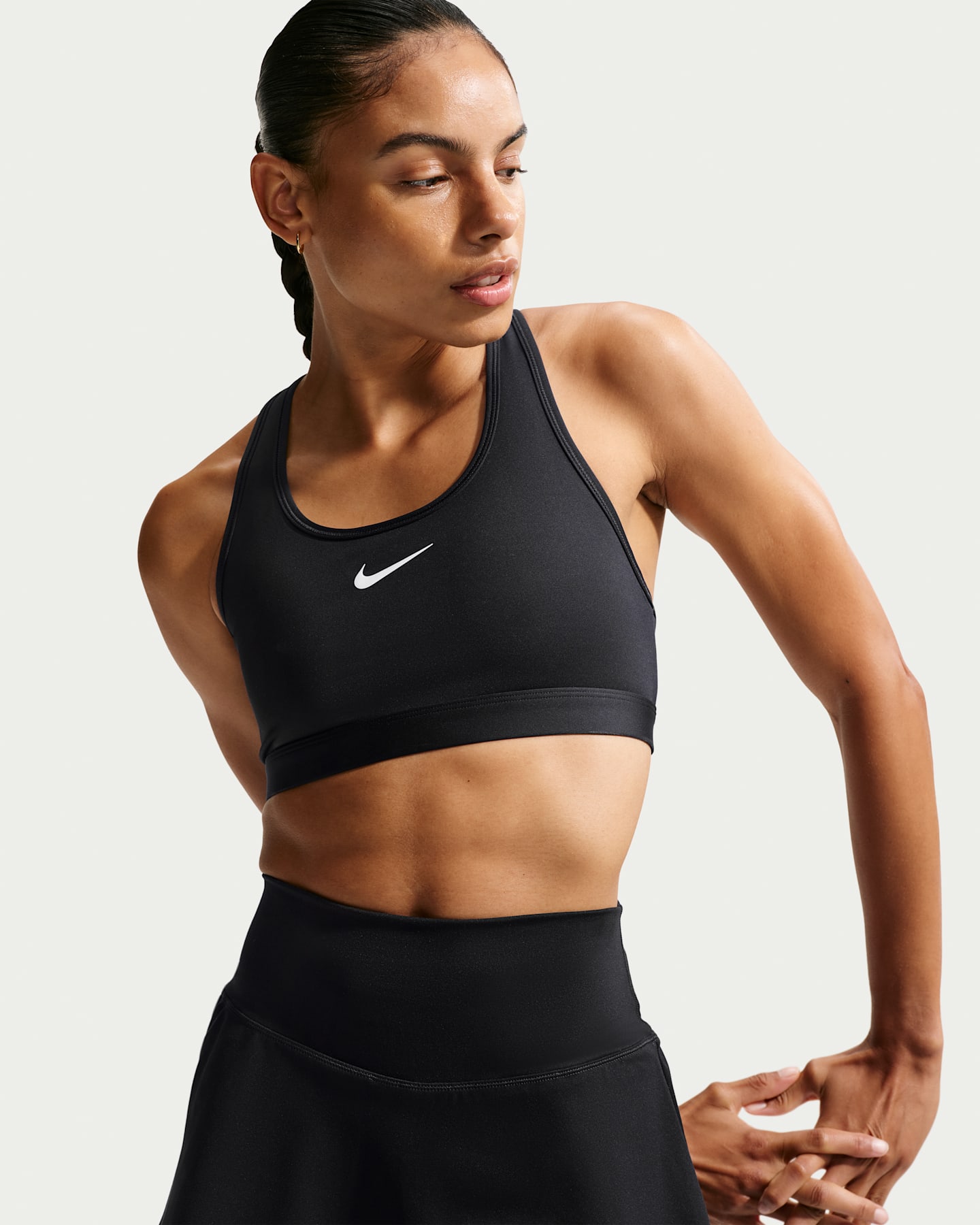 Спортивное бра Swoosh Non, уплотнённая чашка, средняя поддержка — Nike, цвет: Чёрный / Белый — фото 6
