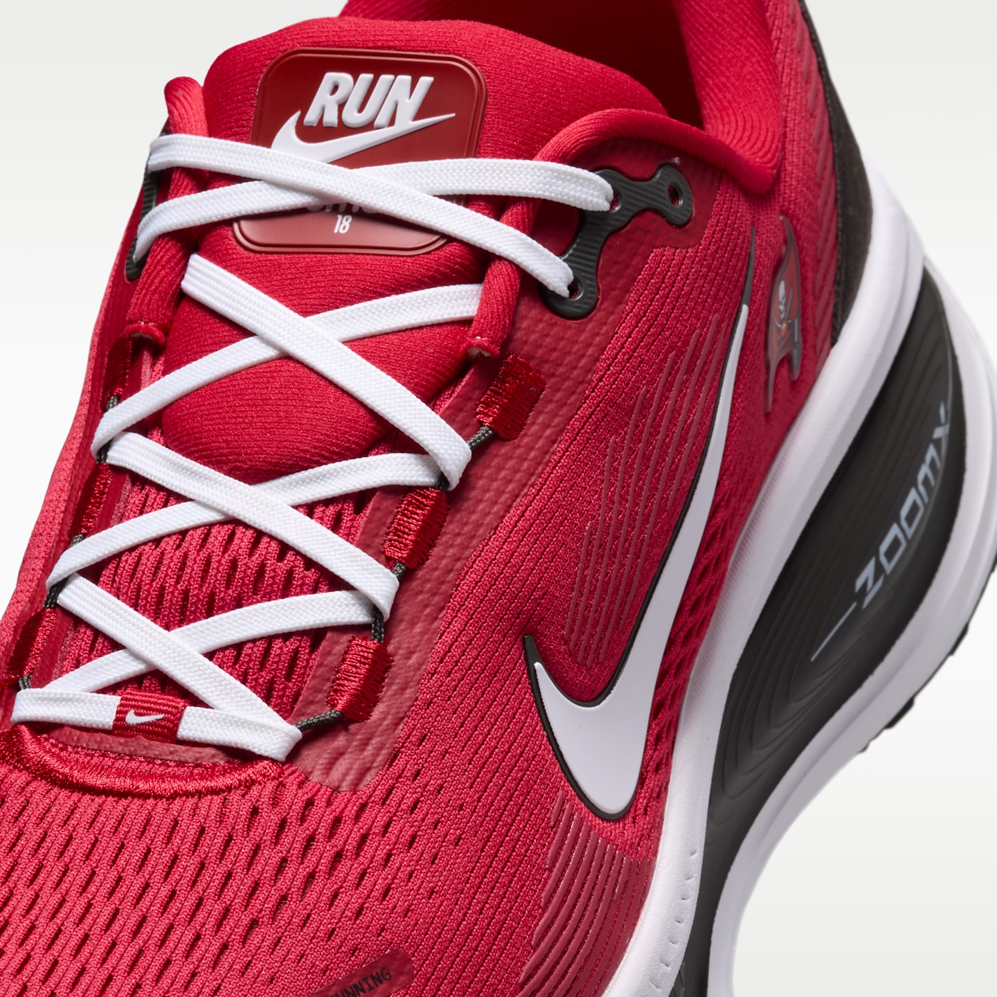 Мужские кроссовки Nike Vomero 18 (Tampa Bay Buccaneers) NFL Road Running, цвет: Красный / Оловянный — фото 7