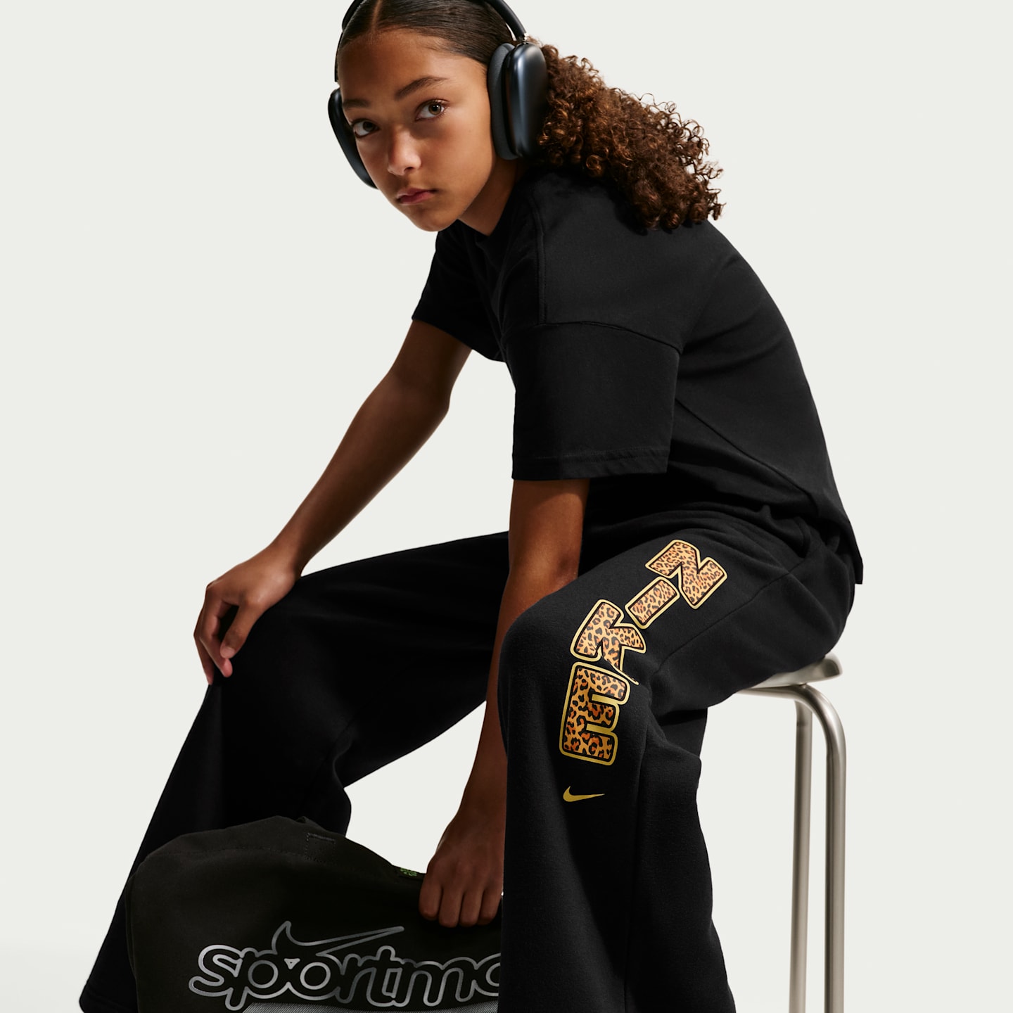 Детские флисовые брюки для девочек Nike Sportswear Studio с открытым низом, цвет: Чёрный — фото 4