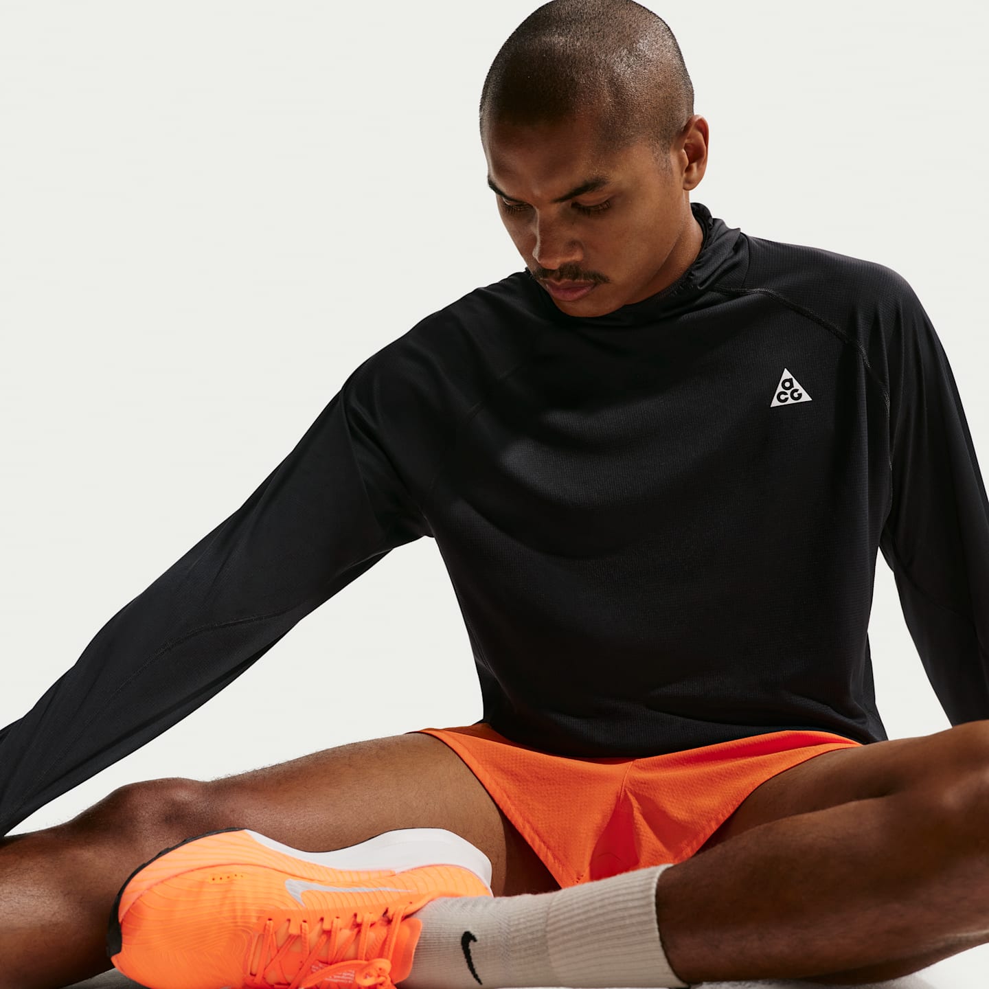 Мужской топ Nike ACG "Solar Chase" Dri-FIT UV Protection Hooded Trail Running, цвет: Чёрный / Снежный белый — фото 3