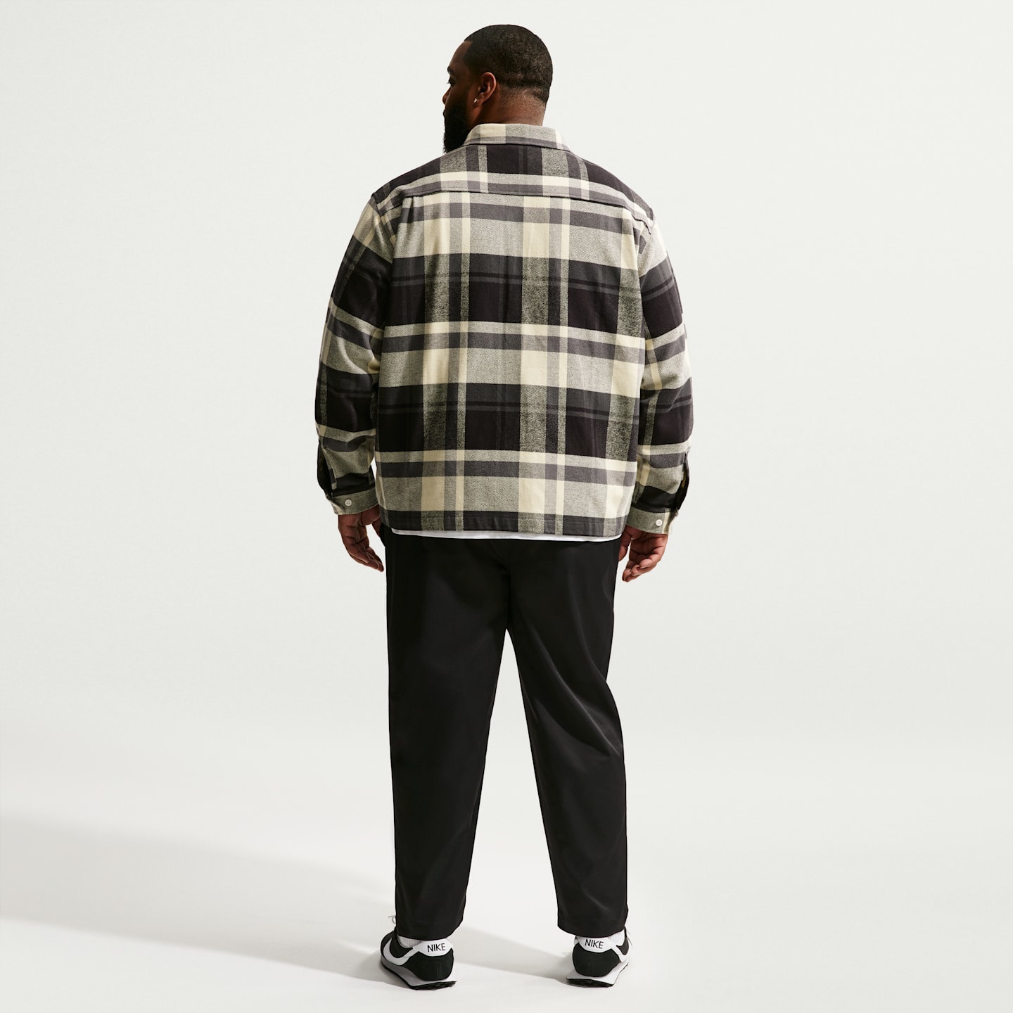 Мужские брюки Nike Club Woven Tapered, цвет: Чёрный / Белый — фото 10