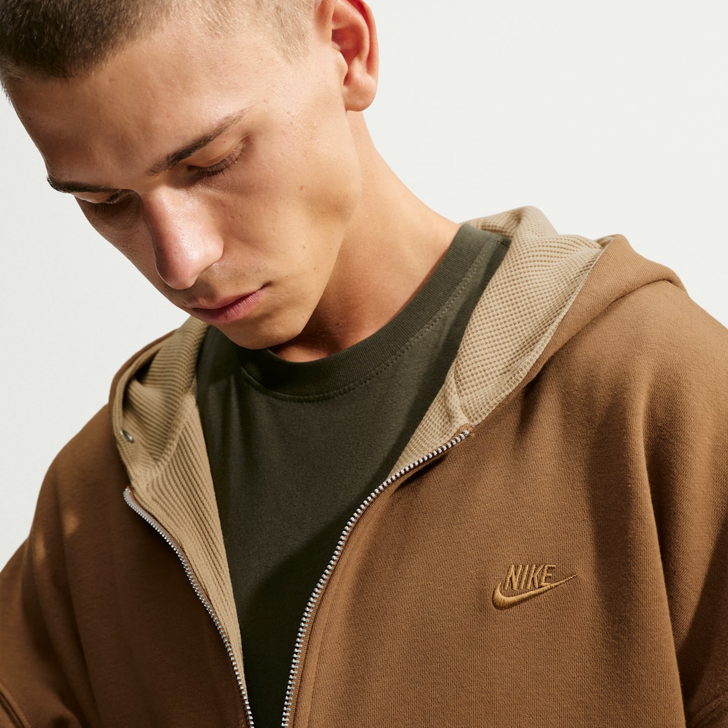 Мужское флисовое двустороннее худи оверсайз на молнии Nike Club, цвет: Коричневый / Бежевый — фото 3