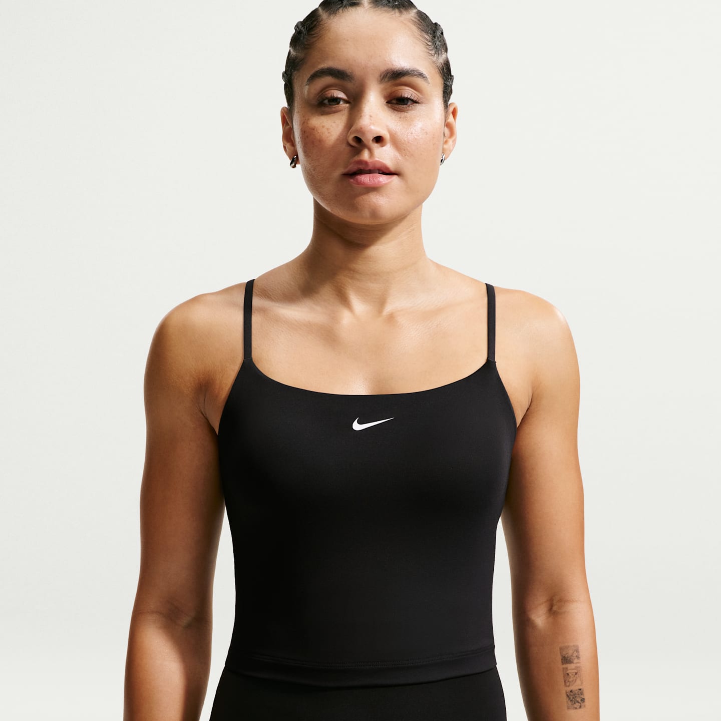Женские бюстгальтеры-бра Nike One средней поддержки со вкладышами и регулируемыми лямками, цвет: Чёрный / Белый — фото 1