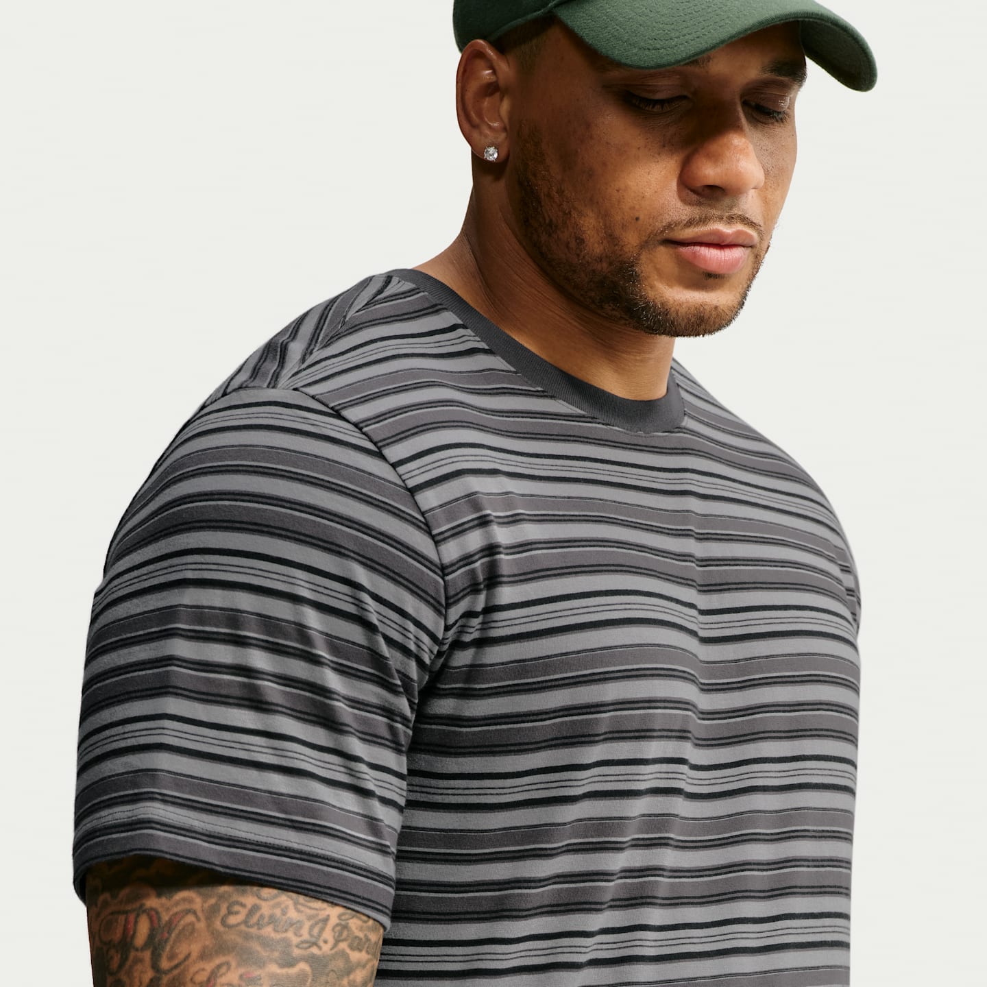 Мужская футболка Nike Sportswear в полоску, цвет: Тёмный дымчатый серый — фото 8
