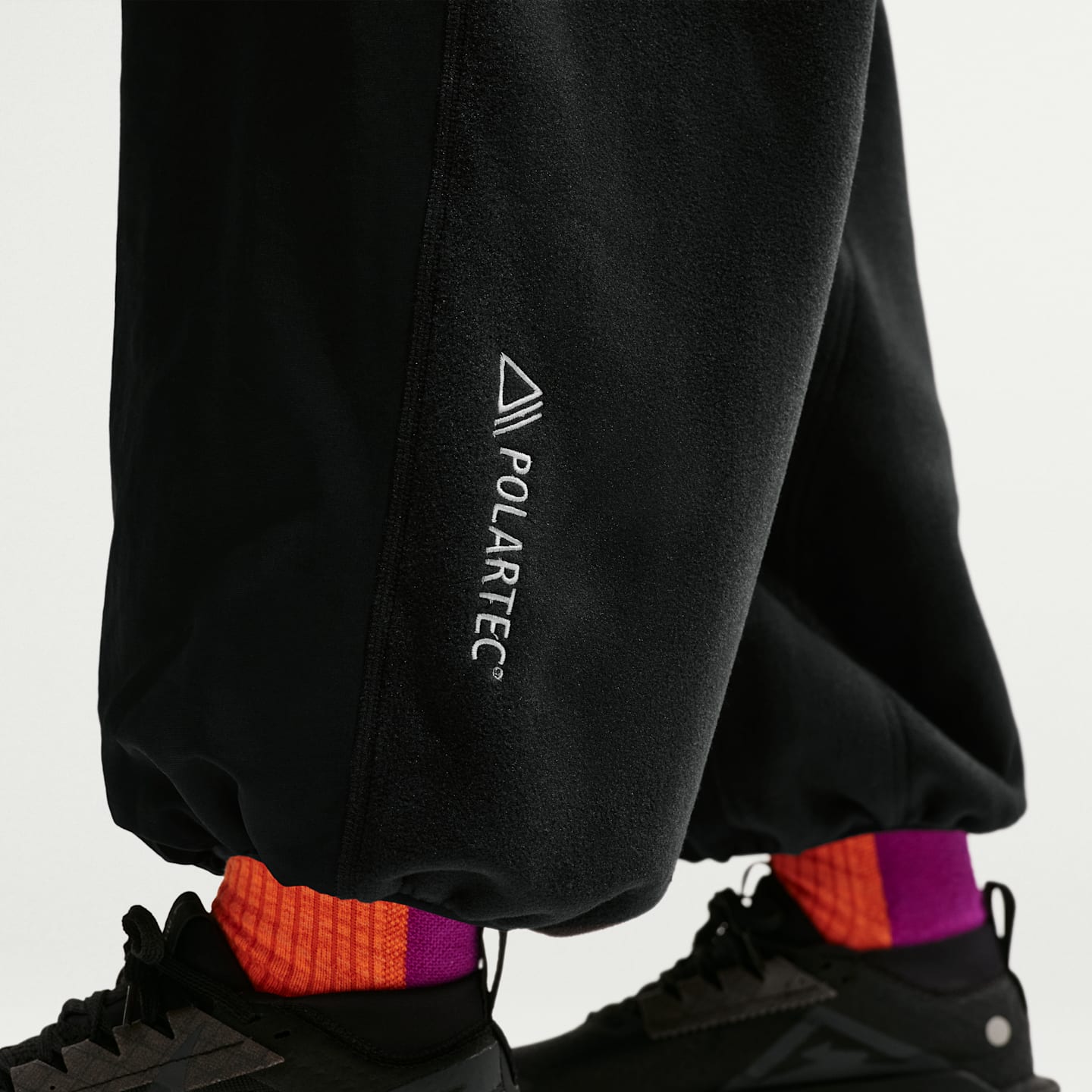 Мужские флисовые брюки Nike ACG Wolf Tree Plus, цвет: Чёрный / Снежный белый — фото 10