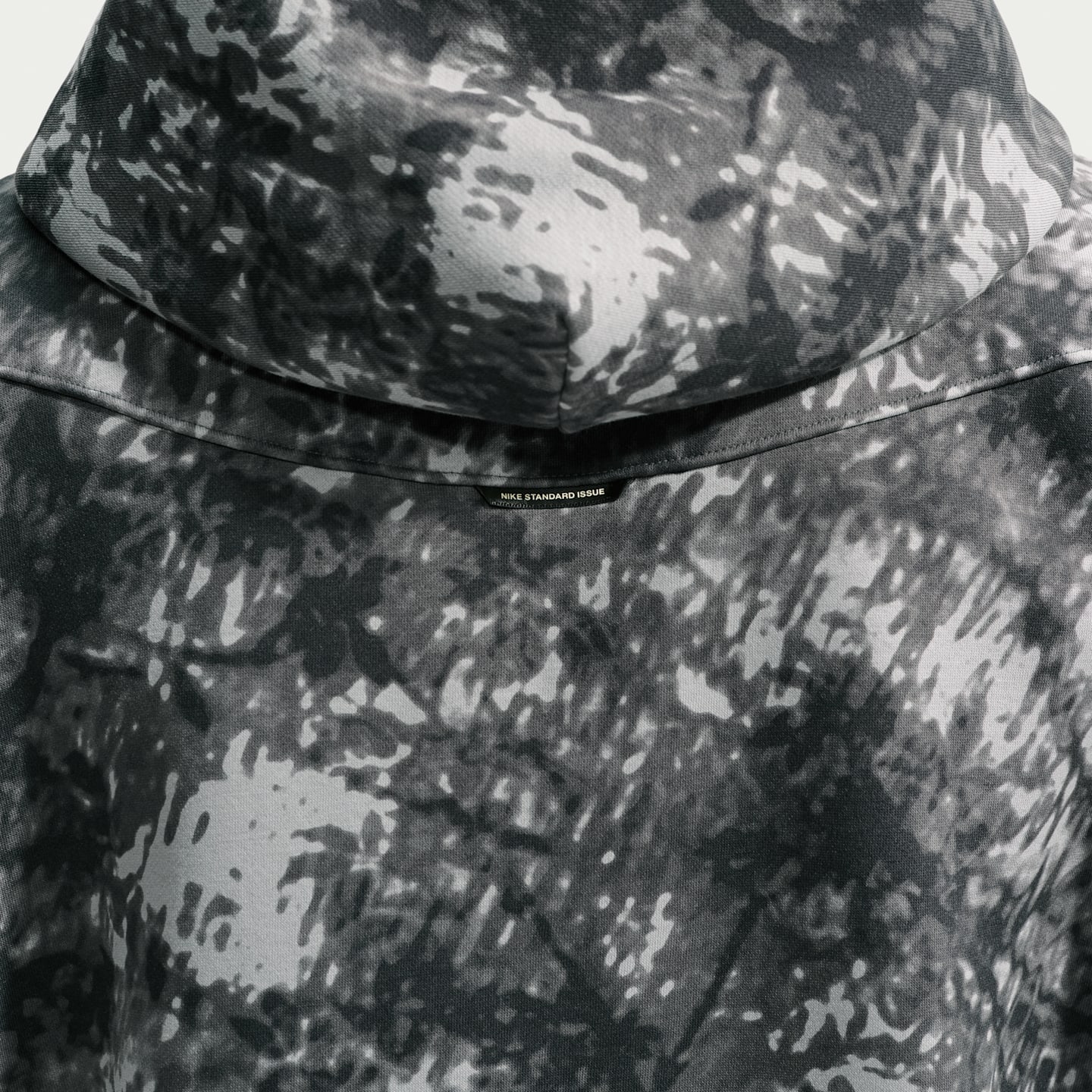 Мужское баскетбольное худи-пуловер Nike Standard Issue Therma-FIT с начёсом, цвет: Железный серый / Бледная слоновая кость — фото 2