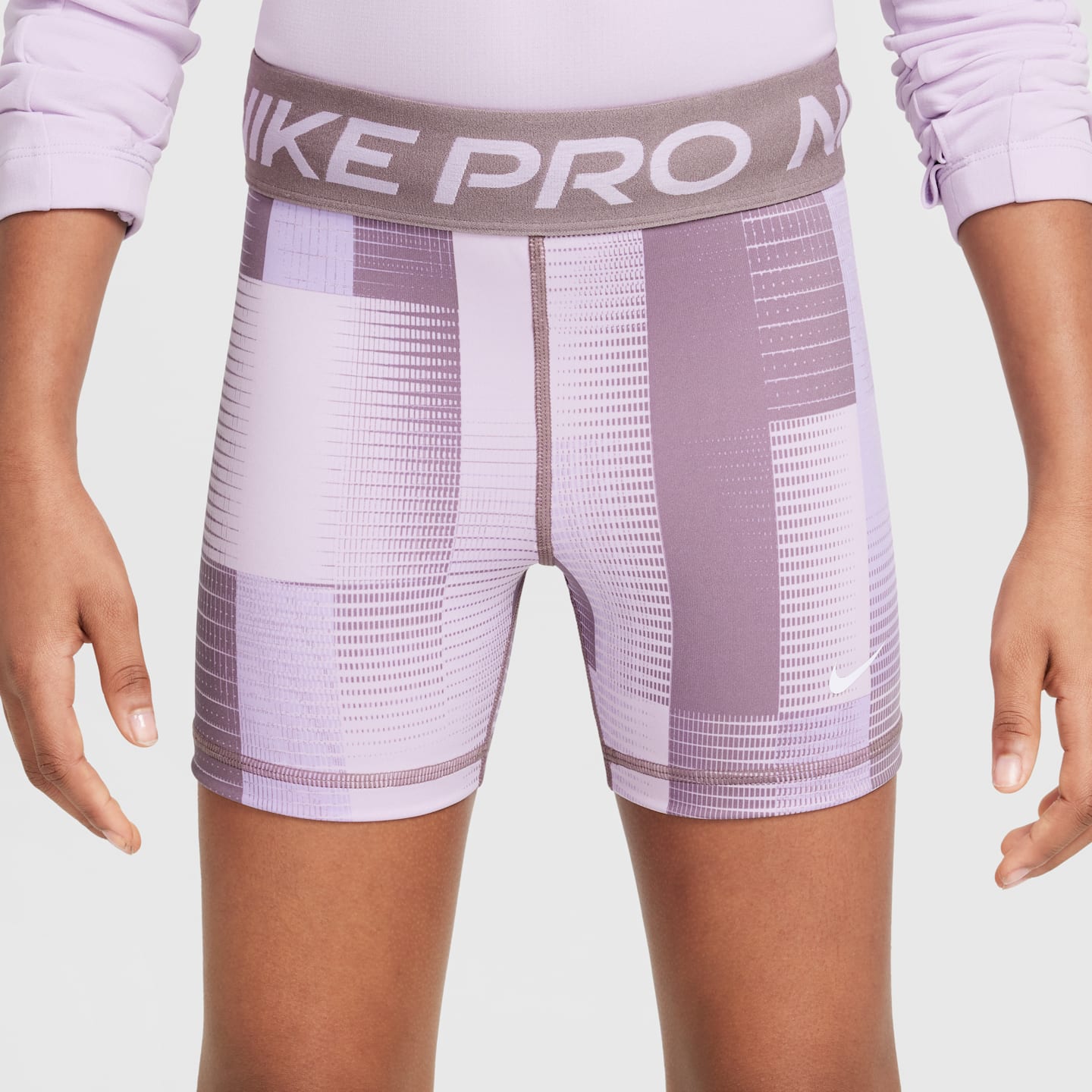 Детские шорты для девочек Nike Pro, цвет: Серо-коричневый серый / Белый — фото 2