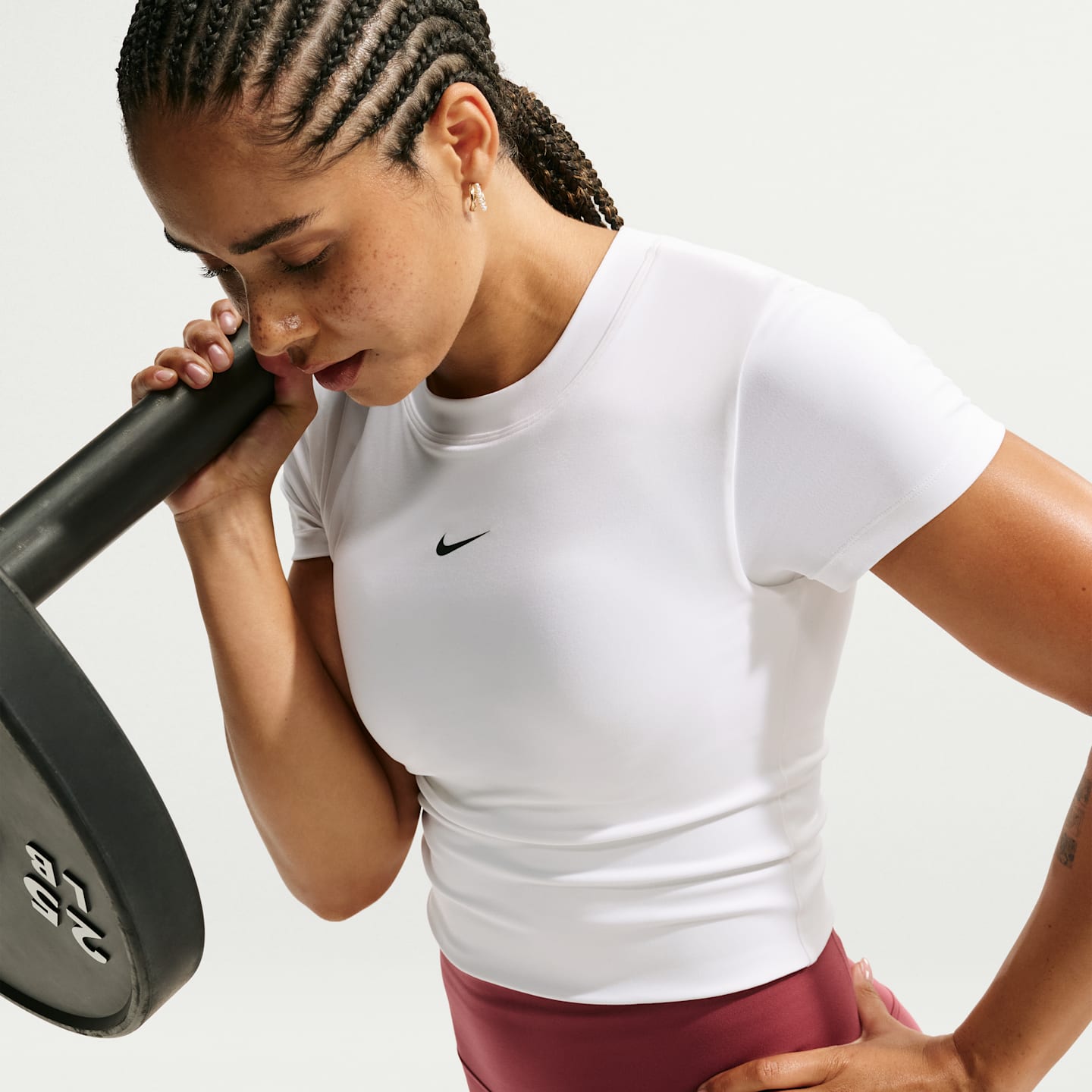 Спортивное бра Dri-FIT, уплотнённая чашка, лёгкая поддержка — Nike, цвет: Белый / Чёрный — фото 1